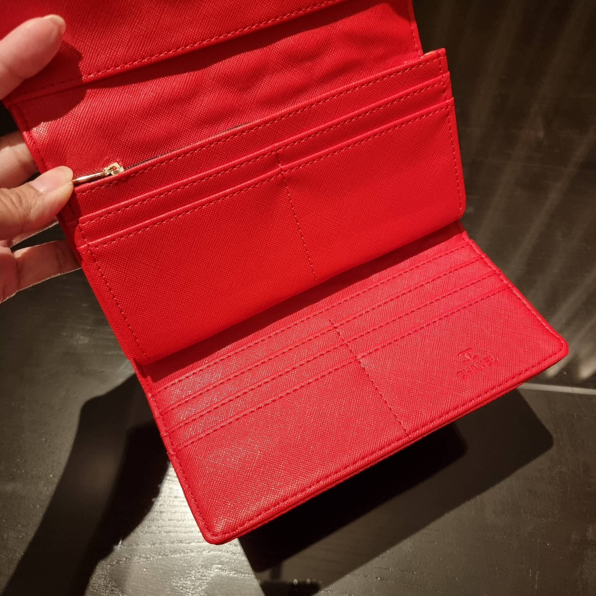 VIP 】กระเป๋าสตางค์ใบยาวรุ่นฝาพับที่ถามหากันมากที่สุด!! สวยรับทรัพย์จาก Chanel วัสดุหนังลายคาร์เวีย ลุคผู้ดีที่สุด เปิด-ปิดด้วยกระดุมแม่เหล็ก ภายในกระเป๋ามีช่องใส่บัตรได้เยอะ ใส่ธนบัตร ใส่เหรียญได้ มีช่องซิปแยกอีกหนึ่งช่อง ดีไซน์เรียบหรูดูคลาสสิค!! สาวๆห้า