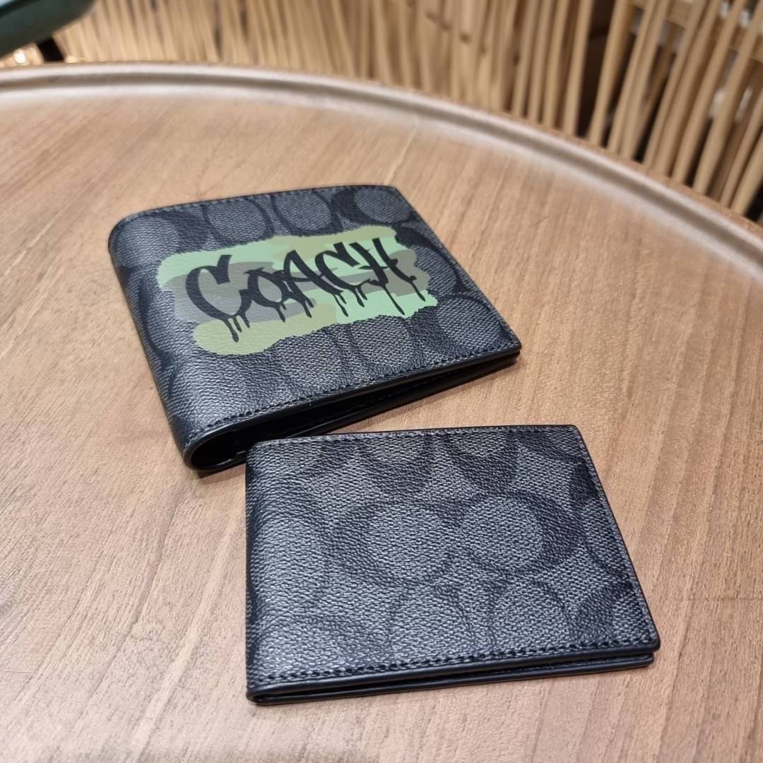 COACH DOUBLE BILLFOLD WALLET IN SIGNATURE CANVAS WITH WOLF MOTIF F31522 WITH GRAFFITI F37333 น้องชายสุดหล่อมาแล้ววว!! 😎 กระเป๋าสตางค์ใบสั้น เอาใจหนุ่มๆ ดีไซน์รูปหมาป่า สุดเท่ ด้านในกระเป๋าเป็นหนังแท้ มีช่องใส่บัตรเยอะ ใส่ธนบัตรได้ทุกชนิด และมี kee