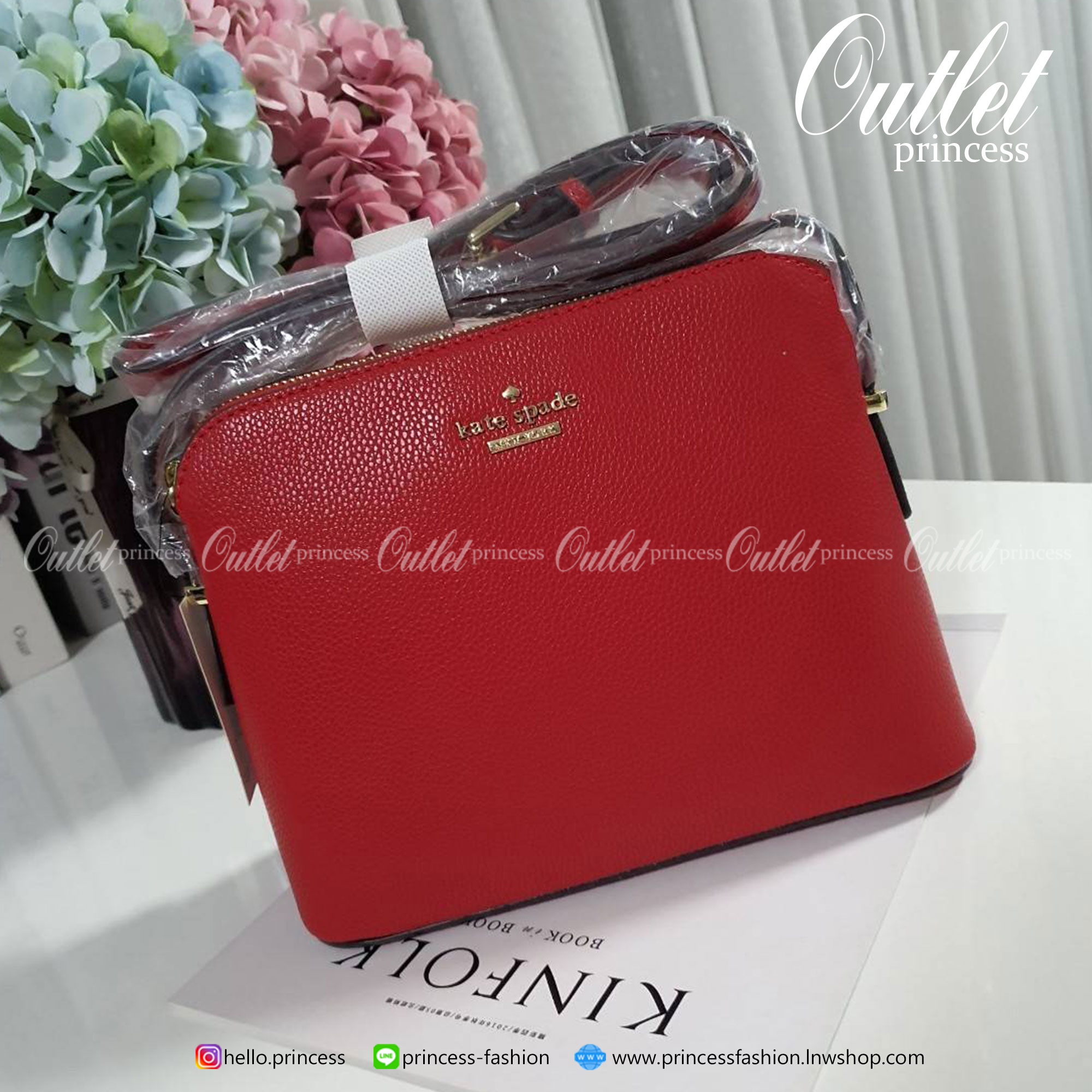 KATE SPADE CROSSBODY BAG แบรนด์ดังจากอเมริกาสุดฮิตของวัยรุ่น กระเป๋าสะพาย ขนาดน่ารักกำลังดี เปิดปิดด้วยซิปเดียวด้านบน ภายในมีช่องเล็ก1ช่อง ใส่มือถือได้ทุกรุ่นและกระเป๋าสตางยาวได้ ความยาวสาย 117cm ปรับได้ถึง5ระดับ รุ่นฮิตอีกรุ่นที่ไม่ควรพลาดเลยคร้า