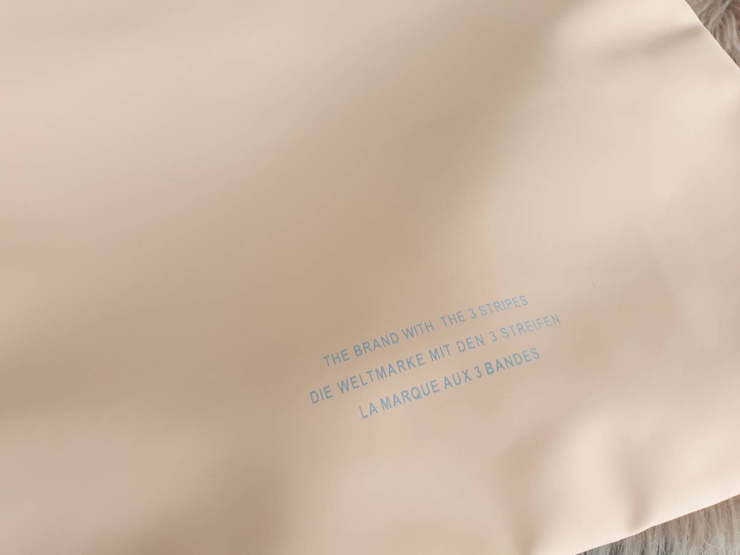 Adidas Original Shopper 3D Tote Bag Trefoil Handbag . Classic Sports กระเป๋าถือหรือสะพาย ลาย graphic ทรง sport วัสดุ polyurethaneเนื้อ matte หนังนิ่ม น้ำหนักเบา เปิดปิดด้วยซิป ภายในกว้างโล่ง ใส่ A4, iPad และของใช้ได้เยอะ Unisex ใช้ได้ทั้ง ช ญ ค่ะ