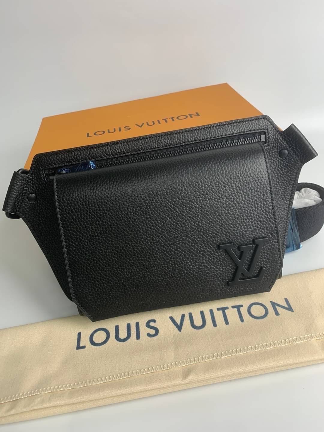 LV Takeoff Sling Bag Black grained leather / LV Belt Bag กระเป๋าสะพาย/คาดอก หนังแท้ ดีไซส์ร่วมสมัย สีดำสุดคลาสสิก สง่างามตลอดกาล มีไว้ไม่มีเอาท์ ท่านชายควรมีมากค่ะ เกรดท็อป ออริ เทียบแท้ 1:1 เกรดดีสุด