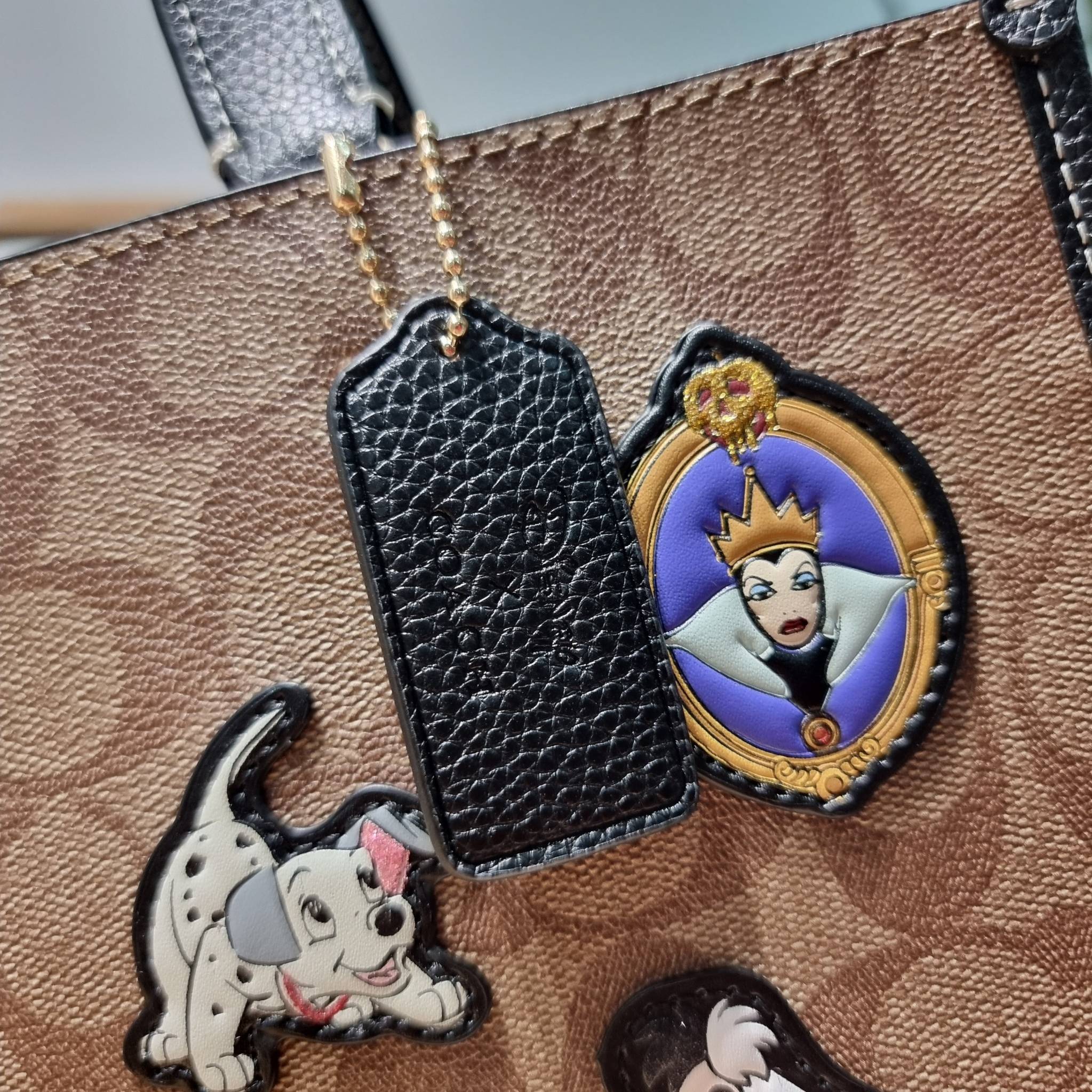 Coach Disney X Coach Dempsey Carryall In Signature Canvas With Patches CC873 คอลเลคชั่นใหม่ กับเหล่ายัยตัวร้าย ที่ไม่มีใครไม่รู้จัก!! กับกระเป๋าทรงโท้ท ไซส์ใหญ่ที่สามารถจุของได้แบบไม่ต้องกังวล ฟังก์ชั่นการใช้งานสะดวกที่สุด ดีไซน์ลวดลายแพทช์โดดเด่น มีทั้งส