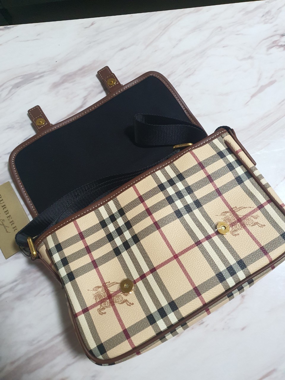 BURBERRY MESSENGER VINTAGE BAG VIP GIFT WITH PURCHASE (GWP) พรีเมี่ยมกิ๊ฟ Limited Edition จาก BURBERRY วัสดุหนังทั้งใบลายวินเทจ ตกแต่งคาดเข็มขัดด้านหน้า เปิดปิดด้วยกระดุมแม่เหล็ก ภายในมีช่องใส่ของโล่งกว้าง สามารถใส่มือถือ ipad mini ของจุกจิกได้ อะไหล่แบรน