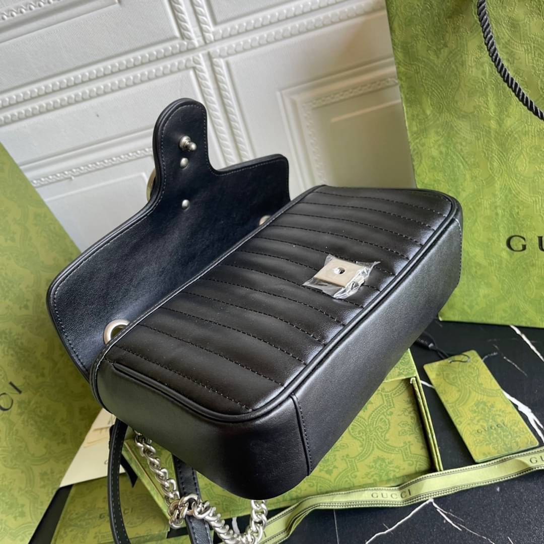 หนังแท้ 26cm GUCCI GG Marmont leather shoulder bag แบบใหม่ล่าสุด ราคานี้หนังแท้คือคุ้มมากเลยค่าสาวๆ ต้องจัดแล้วน้าา ยกระดับความหรูให้กับตัวเองกันหน่อย ด้วยกระเป๋ารุ่นนี้!! ครอสบอดี้ที่ดีไซน์หรู อัพเลเวล ในราคาที่จับต้องได้ พร้อมเสิร์ฟความสวยตรงถึงบ้านแล้ว