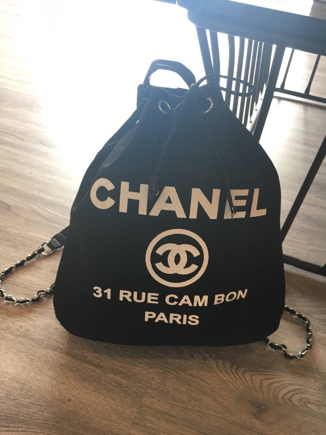 New Limited! กระเป๋าเป้ ทรงขนมจีบ ตัวใหม่จากพรีเมี่ยมกิ้ฟ แบรนด์ Chanel กับทรง Chanel canvas jumbo bucket & backpack bag พร้อมส่งค้า โดดเด่นด้วย **ทรงน่ารัก ตัวกระเป๋า canvas ทั้งใบสกรีนโลโก้สีขาว อะไหล่เงิน สายสะพายมี Gimmick♡ สายหนังต่อผสมโซ่สลับ