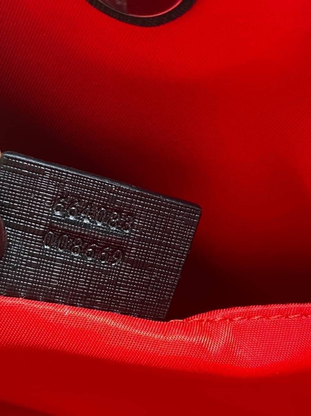 Ori GUCCI Children's tote bag GG kids ที่สุดของความน่ารัก ลิมิเต็ดแบบไม่มีเอาท์ สาวๆสายหวานไม่ควรพลาดด้วยประการทั้งปวงเลยค่าา หนังแท้เกรดดีที่สุด พิมพ์ลายแบรนด์รอบใบเทคเจอร์สวยอยู่ทรง ภายในมีโลโก้กว้างและจุสุดๆใส่สัมภาระได้เยอะ ภาพถ่ายจ