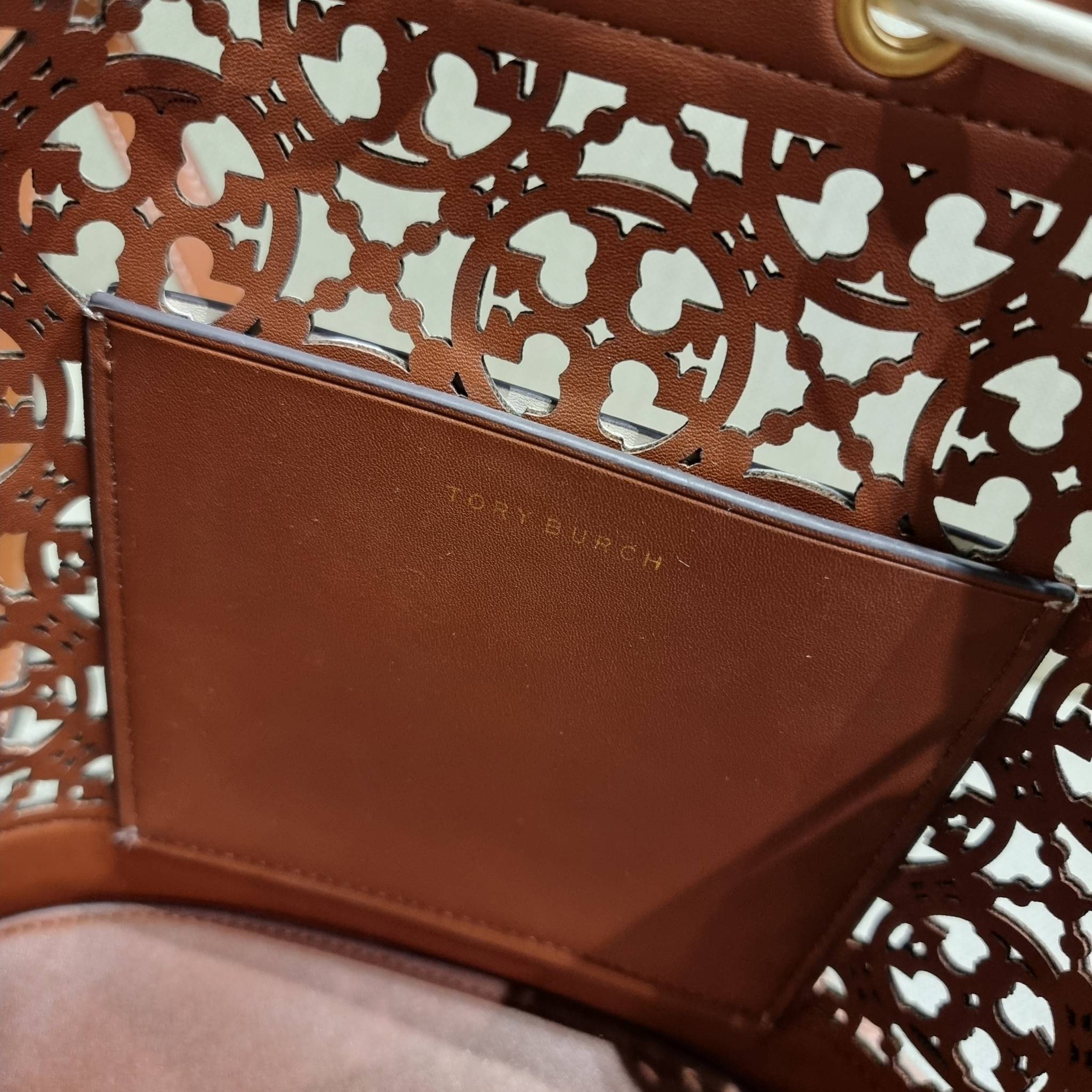 TORY BURCH T MONOGRAM LASER-CUT BUCKET BAG ใจบางที่สุดกับคอลเลคชั่นนี้ กับกระเป๋าสะพายทรงบัคเก็ต รุ่นชูโรงสุดฮิต ที่เพิ่มดีเทลความแพงด้วยการฉลุลวดลายโมโนแกรมรอบใบ ถักทอเป็นเส้นลายสานที่สวยงามมาก งานฝีมือจริงๆ วัสดุหนัง cowhide รูดเปิด-ปิดด้วยเส้นหนัง มาพร