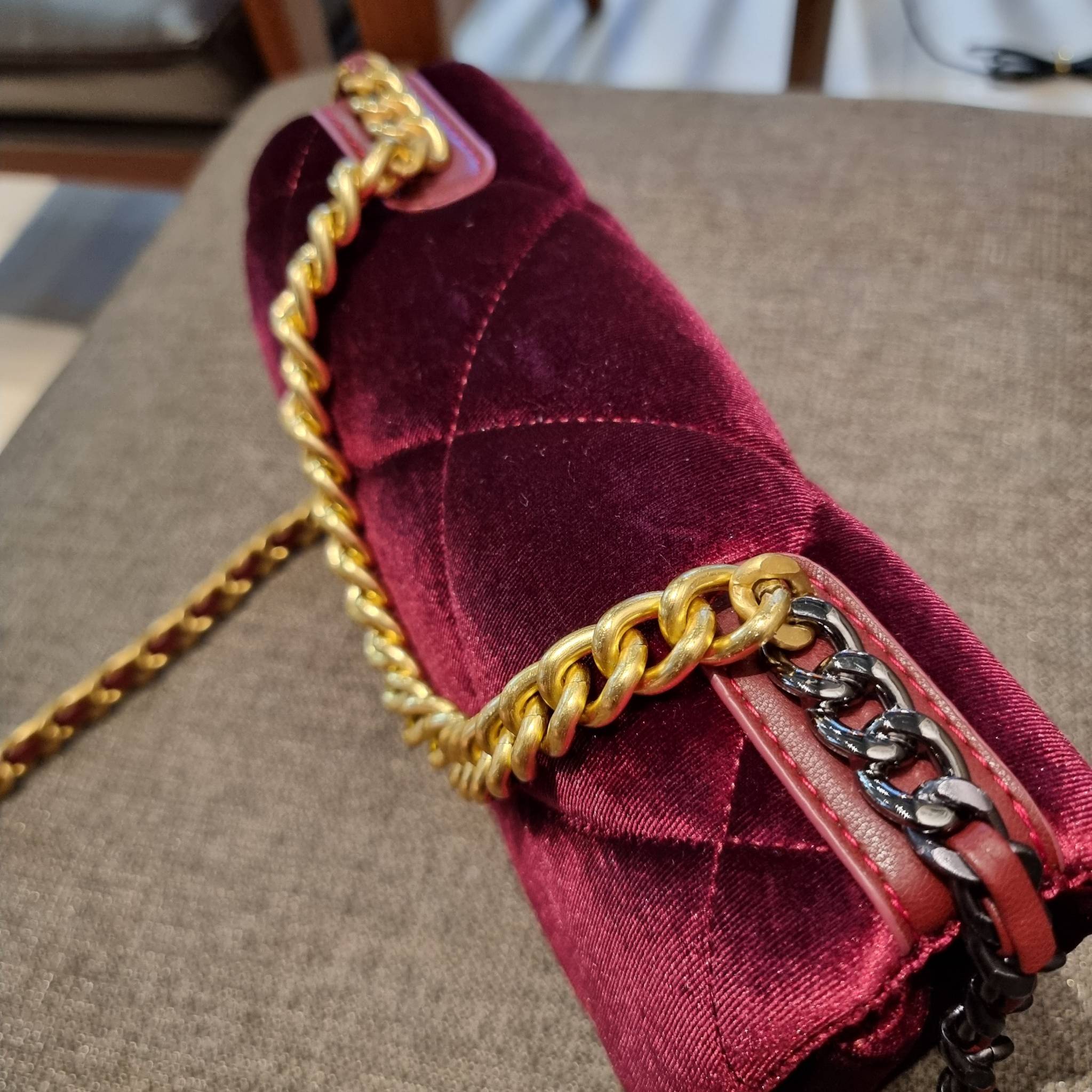 ไม่มองไม่เหลียวไม่ได้แล้ว!! ความหรูที่โดดเด่นจากผ้ากำมะหยี่ สร้างดีเทลผู้ดี ลูกคุณมากๆ Chanel vip boutique กระเป๋าสะพายจาก duty free ในราคาสุดประหยัด!! ดีไซน์เลิศ ตกแต่งด้วยโซ่ทูโทน ลงตัวแบบไม่มีที่ติ เปิด-ปิดด้วยตัวบิดล็อค ภายในโล่งกว้าง ใส่กระเป๋าสตางค์