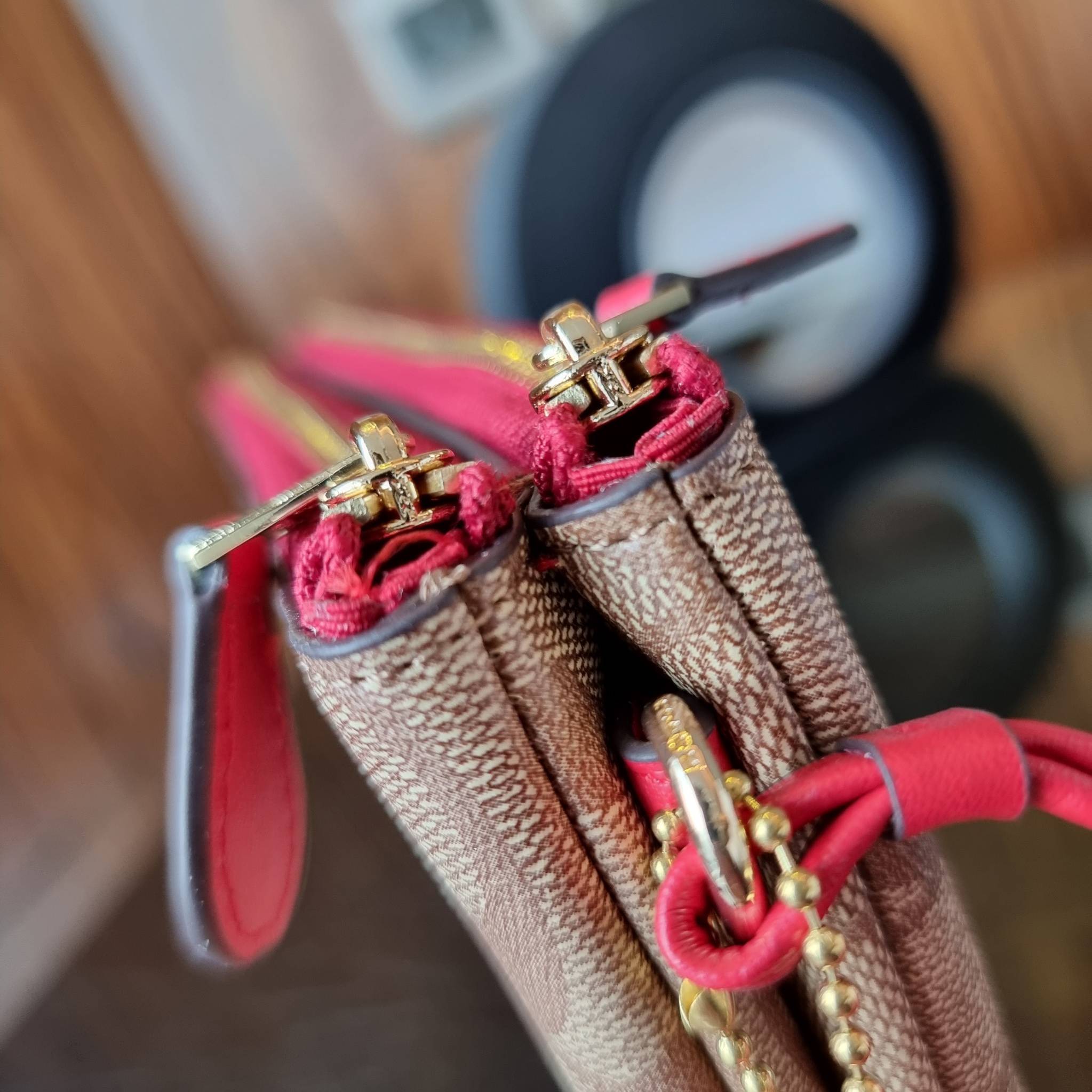 COACH F54057 DOUBLE ZIP WALLET IN SIGNATURE กระเป๋าคล้องมือ size L ใบนี้ใส่มือถือได้ทุกรุ่น ขนาดกำลังดี พกพาสะดวกมากๆ วัสดุหนังสังเคราะห์ ภายในเป็นผ้าสีสวยคม ใส่ธนบัตร ใส่บัตรได้เยอะ ใส่มือถือได้สบายๆทุกรุ่น ตอบโจทย์สาวๆที่ไม่ชอบพกเยอะวุ่นวายจ้า ใบนี้เอาอ