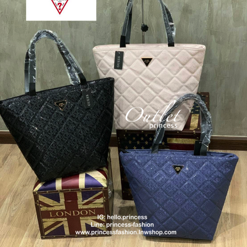 Guess Large Tote Bag กระเป๋าถือทรงช้อปปิ้ง ที่มีน้ำหนักเบา สามารถจุได้เยอะ วัสดุหนังpuหนังนิ่ม นุ่มมือต่อผิวสัมผัส มีดีเทลที่ตัวกระเป๋าปั้มโลโก้G เป็นซิกเนอเจอร์รอบใบ สามารถใส่เอกสารเอสี่ได้ เปิดปิดด้วยซิปเดียวด้านบน ภายในบุผ้าลายG มีช่องเล็กแยกเป็นสัดส่ว