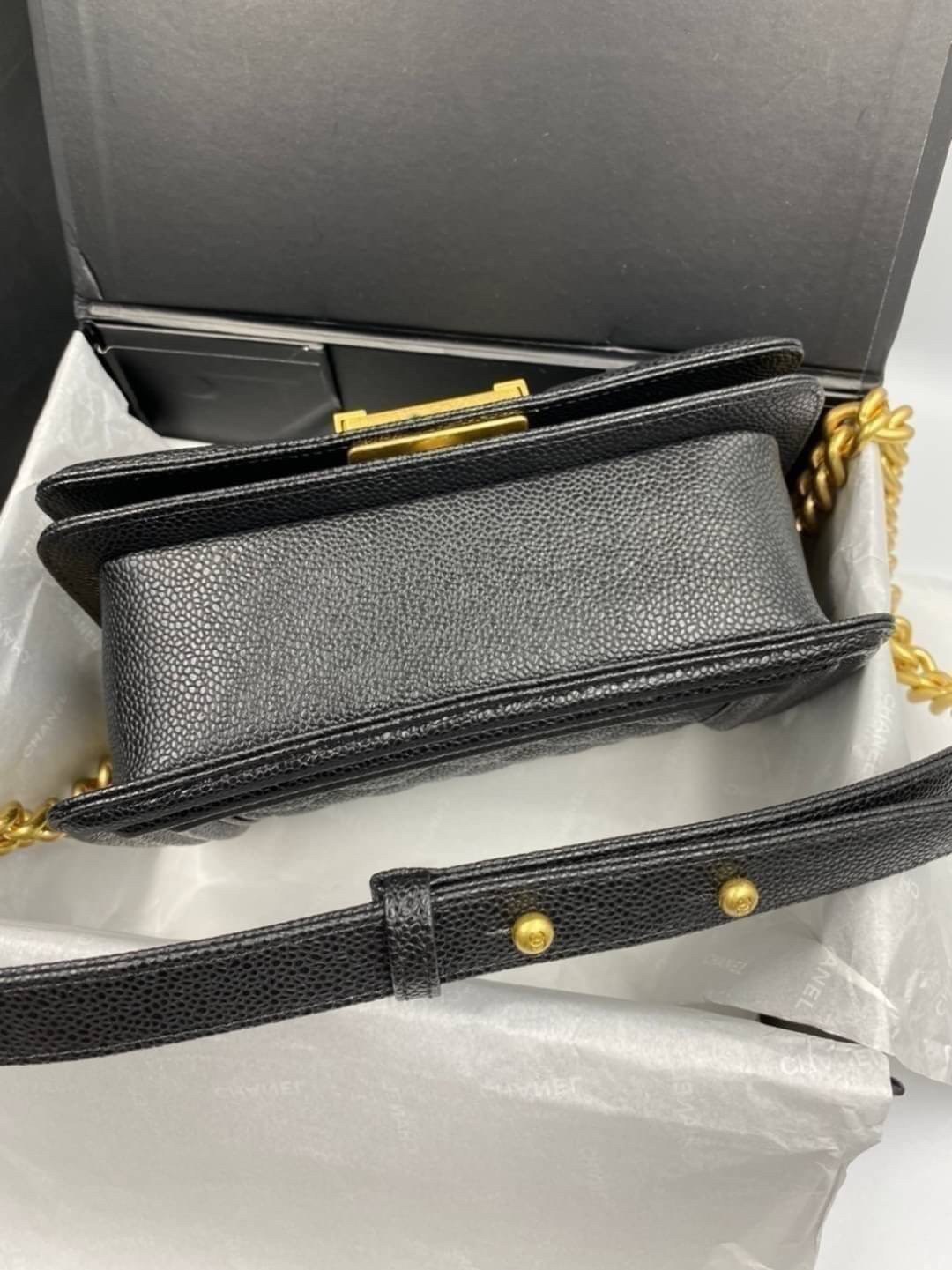 VIP 】หนังแท้ CHANEL BOY Mini Caviar Leather Silver/Gold กระเป๋าสะพายรุ่นยอดนิยมตลอดกาล หนังคาเวียร์อย่างดี อะไหล่เงินและทองรมควัน หรูหรามาก รุ่นนี้ไม่ต้องพูดเยอะ ขายดีตลอดปีเข้าเพิ่มไม่เคยพอเลยค่าา พร้อมส่งแล้ววน้าา สาวๆ จัดด่วนค่าา