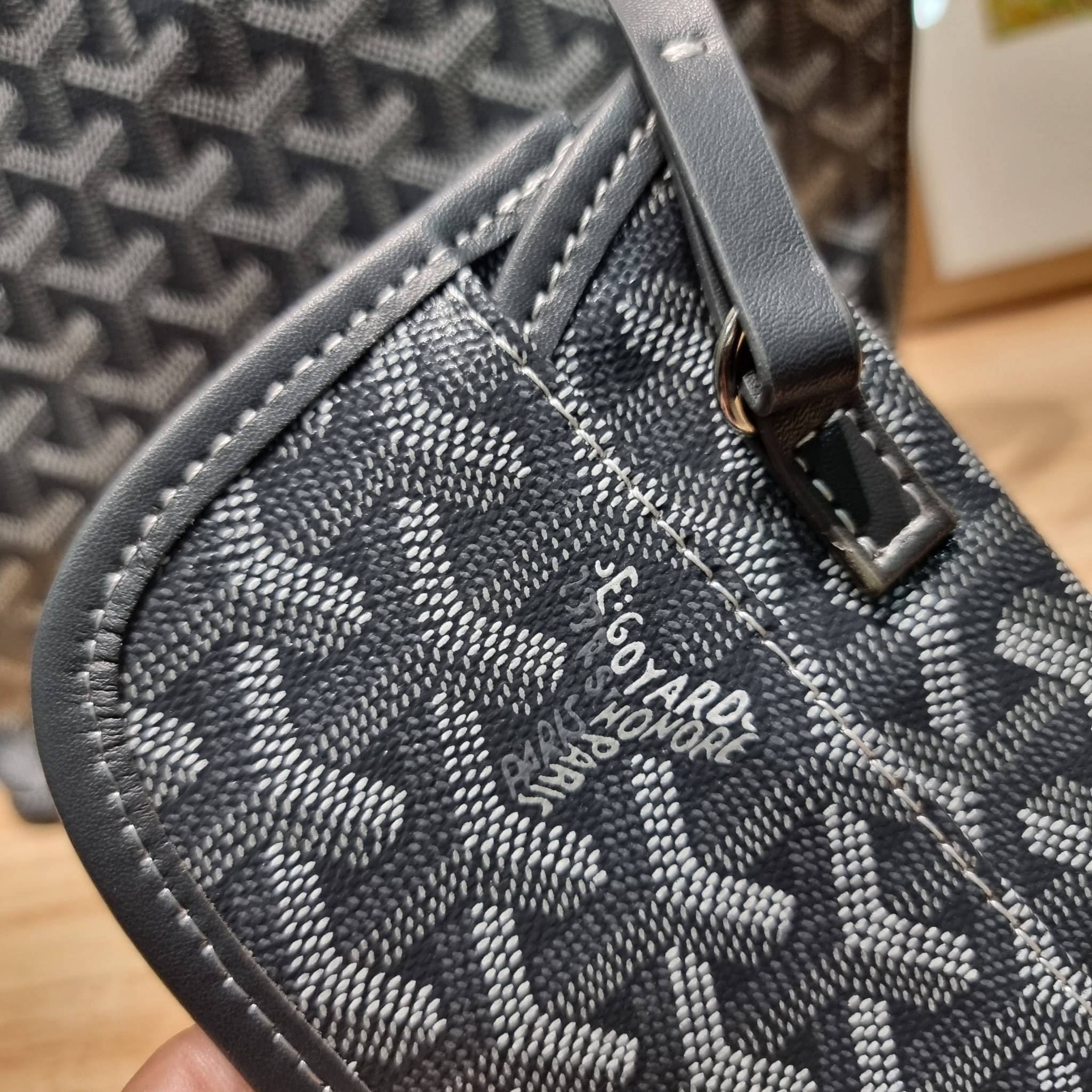 GOYARD MINI ANJOU REVERSIBLE TOTE ฮอตไอเท็ม กับกระเป๋าสะพายทรงโท้ท ไซส์มินิ กะทัดรัดมาก มาครบสีขายดี เลิศทุกสี รูปทรงคลาสสิค ดีไซน์เป็นเอกลักษณ์ ใช้งานได้หลากหลาย สามารถกลับด้านใช้ได้แบบไม่มีเบื่อ