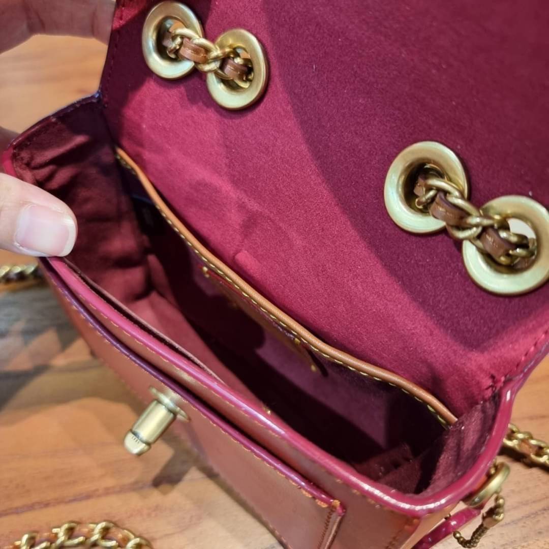 COACH C2462 MADISON SHOULDER BAG 16 IN SIGNATURE CANVAS WITH RIVETS กระเป๋าสะพายข้าง ไซส์กะทัดรัด พกพาง่าย น้ำหนักเบา ดีไซน์สวย โดดเด่นด้วยตัวล็อครูปดอกไม้ สีสันตกแต่งตัดกันกับลายซีอย่างลงตัว วัสดุหนังแคนวาสเคลือบลาย ภายในแบ่งสัดส่วนให้อย่างดี มาพร้อมสายส