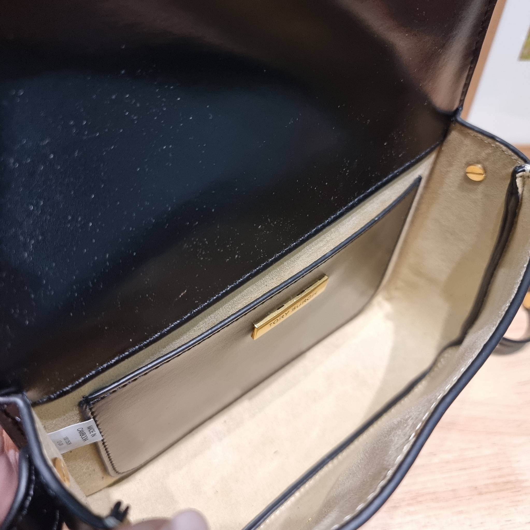 TORY BURCH ROBINSON SPAZZOLATO CONVERTIBLE SHOULDER BAG คอลเลคชั่นใหม่ สวยก่อนใคร ในราคาสุดคุ้ม! กับกระเป๋าสะพายไหล่ ดีไซน์สุดหรู หนังแก้วเงาสวยคม สีผู้ดี รูปทรงใช้งานได้ทุกลุค