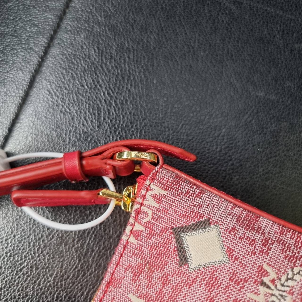 M.C.M MINI SHOULDER BAG IN VINTAGE JACQUARD MONOGRAM คอลเลคชั่นใหม่ล่าสุด โดดเด่นด้วยลายโมโนแกรม ถักทอบนผ้า woven jacquard กระเป๋าสะพายทรงพอชที่ไม่ธรรมดา มาพร้อมสายสะพายในตัว สามารถปรับใช้ได้ 2 แบบ สายยาวสะพายข้าง หรือจะนำสายเส้นกลางออกและปรับใช้สะพายไหล่