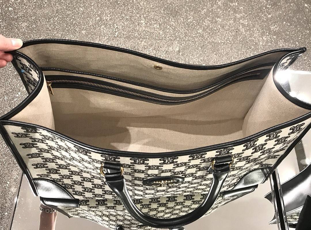 CELINE LARGE TOTE BAG VIP GIFT WITH PURCHASE (GWP) กระเป๋าพรีเมี่ยมกิ๊ฟ Limited จาก CELINE HAUTE PARFUME DUTYFREE COUNTER วัสดุ CANVAS ทรงเหลี่ยมดีไซน์ Casual สวยคลาสสิคสไตล์สาว Lisa ใบใหญ่ใส่สัมภาระได้เยอะจุใจภายในโล่งกว้าง ใส่เอกสาร A4 หนังสือ กระเป๋าสต