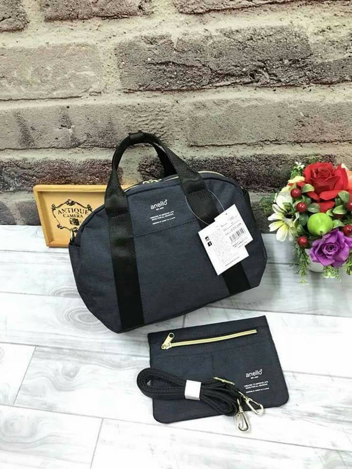 Anello Mini Boston shoulder Bag New arrival คอลเลคชั่นใหม่ล่าสุด ชน shop ค่ะ กระเป๋าถือ หรือสะพายข้าง ขนาดกำลังน่ารัก เปิดปิดด้วยซิปคู่ ภายในมี ใบลูกให้อีก 1 ใบ แยกใช้ได้ค่ะ ด้านหน้าสกรีนโลโก้แบรนด์ มีช่องทั้ง 4 ด้าน หน้าหลัง และด้านข้างใช้งานได้จริง มา พ