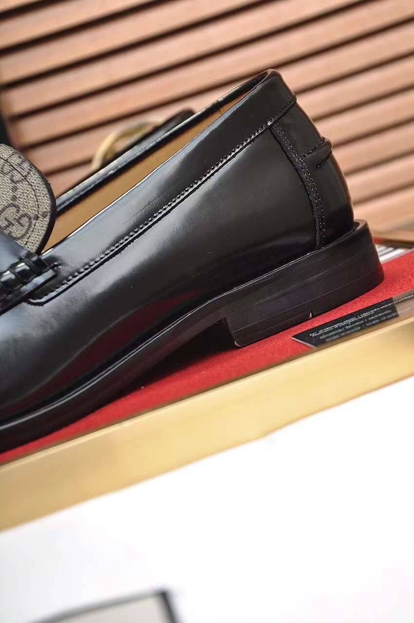 GUCCI Loafers for Men เกรดออริจินอล รองเท้าโลฟเฟอร์กุชชี่ ให้ลุคดูภูมิฐาน หรูหรา เข้ากับทุกชุด ทุกโอกาส วัสดุหนังแท้และแคนวาสอย่างดี ใส่สบาย ไม่กัดเท้า บล็อคมาตรฐาน 1:1 เป็นรองเท้าที่คุณผู้ชายควรมีติดตู้ภาพถ่ายจากงานขายจริง ใช้งานต่างประเทศได้