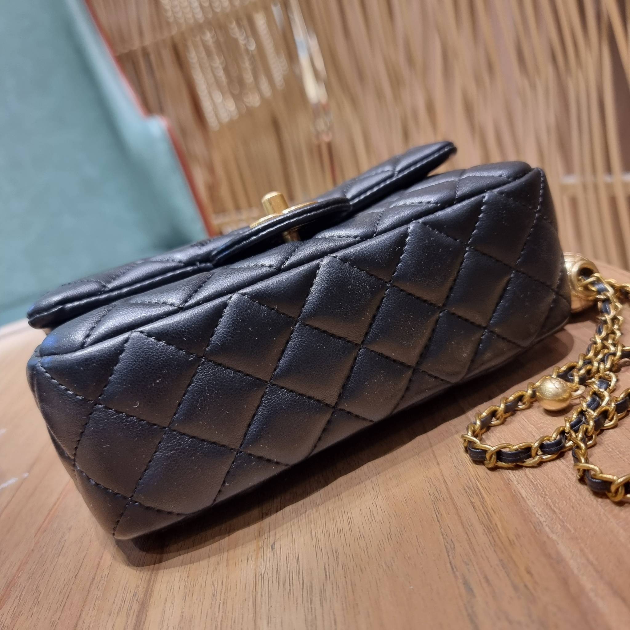 VIP 🥂 เซ็ทคือที่สุดของความคุ้ม CHANEL GIFT BOX SET สุดหรูชวนให้สะสม สุดยอดไอเท็มหายากพร้อมเสิร์ฟครบชุด สุดคุ้ม มาพร้อมกระเป๋าสะพายถึง 2 ใบ สุดหรูลิมิเต็ด จับคู่รุ่นยอดฮิต และที่พิเศษยังมีน้ำหอมตัวท็อปมาให้อีก chanel no.5 ที่แสนจะเย้ายวน ในขนาด 7.5