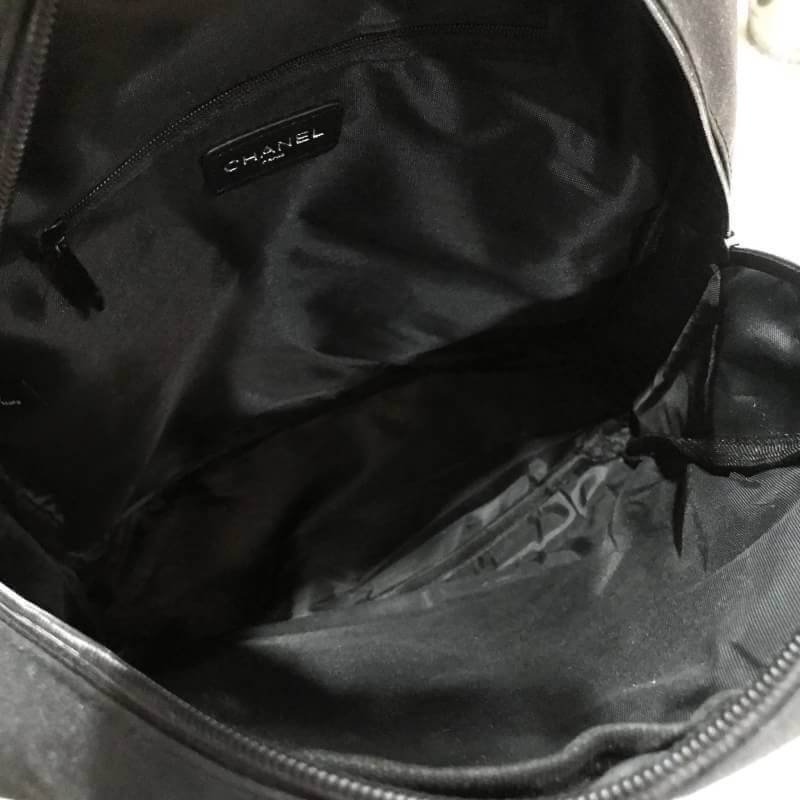 Chanel VIP Gift Backpack (พร้อมส่งโลโก้ขาว) สินค้าเป็นของแท้ ใหม่จากเค้าเตอร์เครื่องสำอาง/น้ำหอมแบรนด์ กระเป๋าเป้ของแท้จาก Chanel VIP Gift Bag วัสดุไนล่อน หัวซิปทำจากหนังปั้มชื่อแบรนด์ ด้านในเป็นช่องกว้าง และมีช่องซิปเล็ก ตัวสายสะพายด้านหลังเลื่อนปรับได้ค