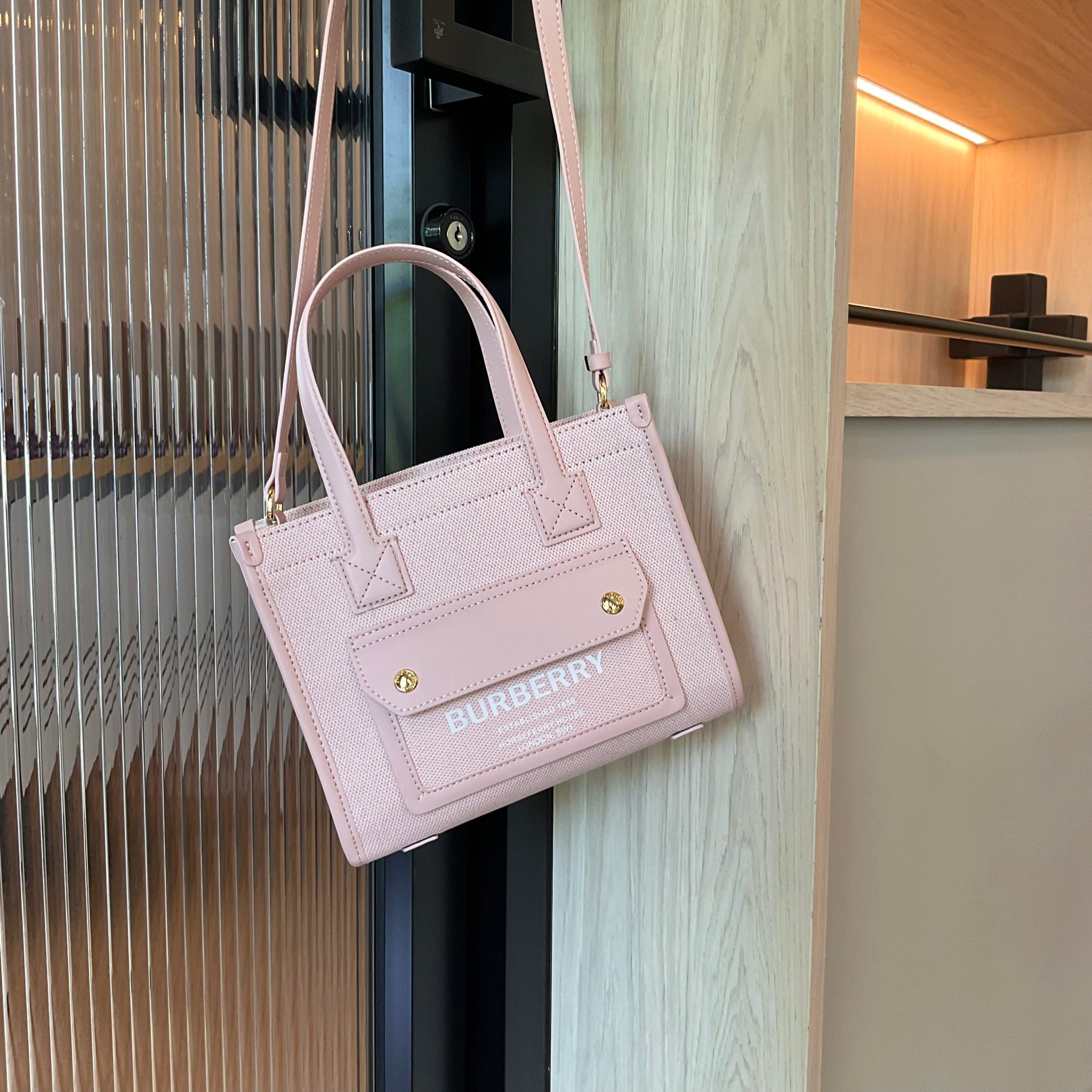 BURBERRY Mini Freya Tote in Bright Red/dusky Pink / BURBERRY FRAGRANCES MINI TOTE BAG ตัวกระเป๋าเป็นผ้าตัดหนัง Lambskin นิ่มสวยหรูดูดี สีสันพาสเทล💖🐻 **น่ารักมากๆ มีช่องกระเป๋าหน้าเล็กให้1ช่อง ภายในช่องหลักโล่งกว้าง
