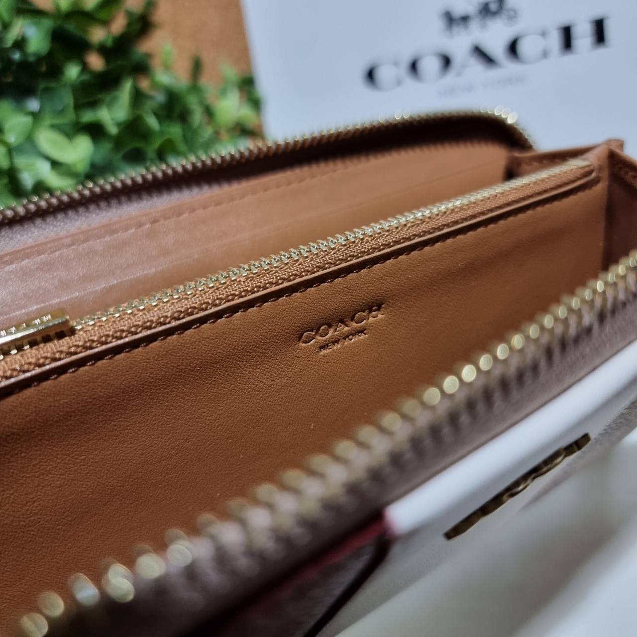 ของแท้ 💯% COACH 31546 ACCORDION ZIP WALLET IN COLORBLOCK SIGNATURE CANVAS กระเป๋าสตางค์ใบยาวรุ่นขายดี!! ขายหมดทุกสี!! 🔥🔥 สาวๆต้องยกให้เป็นไอเท็มที่ขาดไม่ได้เลยน้า วัสดุหนังแคนวาสเคลือบ ภายในเป็นหนังแท้ เปิด-ปิดด้วยซิปรอบ ใส่บัตรได้