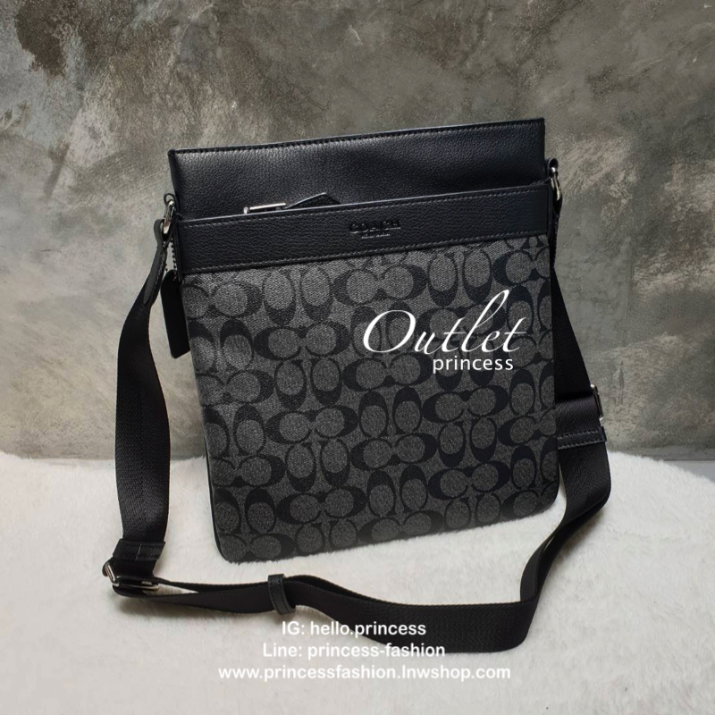 Coach crossbody bag กระเป๋าสะพายข้าง crossbody สำหรับคุณผู้ชาย วัสดุหนังลาย signatire brand แบรนด์ ด้านหน้ามี 2 ช่องซิป ด้านหลังมีช่องใส่ ภายในแบ่งเป็น 2 ช่อง ใส่ wallet ยาว มีช่อง ใส่ tablet พร้อมกระดุมล็อค ใบนี้ใส่ของได้จุ เป็นสัดส่วย สายสะพายยาวปรับระด