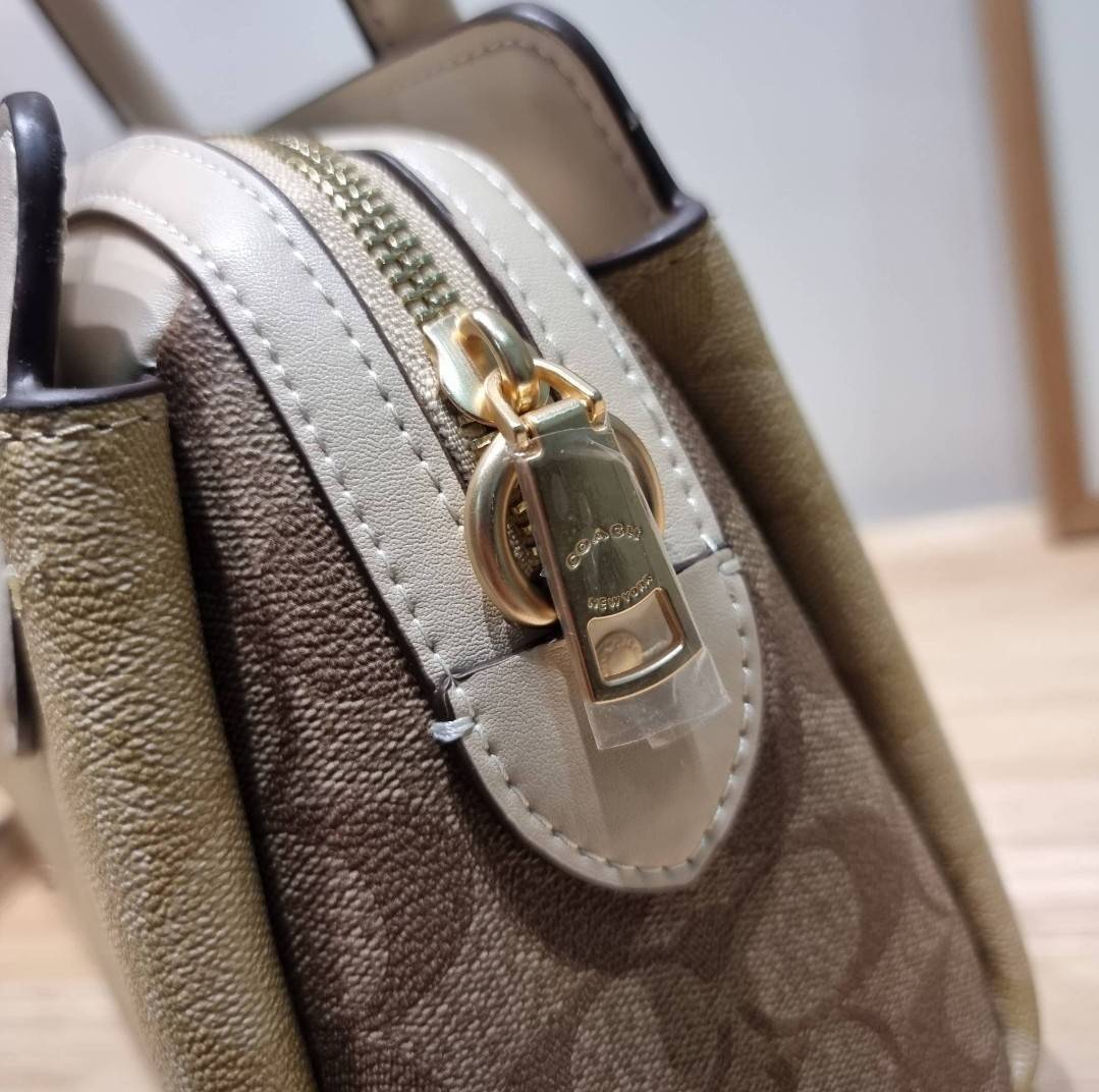 COACH MINI DARCIE CARRYALL IN BLOCKED SIGNATURE CANVAS CH503 พร้อมส่ง กระเป๋าสะพายทรงถัง ไซส์มินิ ดีไซน์ออกมาดูหรูมาก สวย คลาสสิค