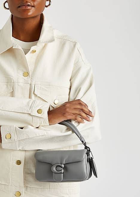 Coach Pillow Tabby Shoulder Bag 18 หนัง nappa หนานิ่ม นุ่มมากๆ รุ่นใหม่ล่าสุดค่ะ! พร้อมโลโก้รุ่นใหม่ด้วยเช่นกัน เพิ่มความหรู ดูดีเข้าไปอีกค่ะ เปิดปิดกระเป๋าแบบกระดุมแมาเหล็ก ภายในมีช่องใส่ของสองช่อง; สามารถใส่กระเป๋าเงินใบสั้นได้;พาสปอร์ตได้;มือถือได้ ค่ะ