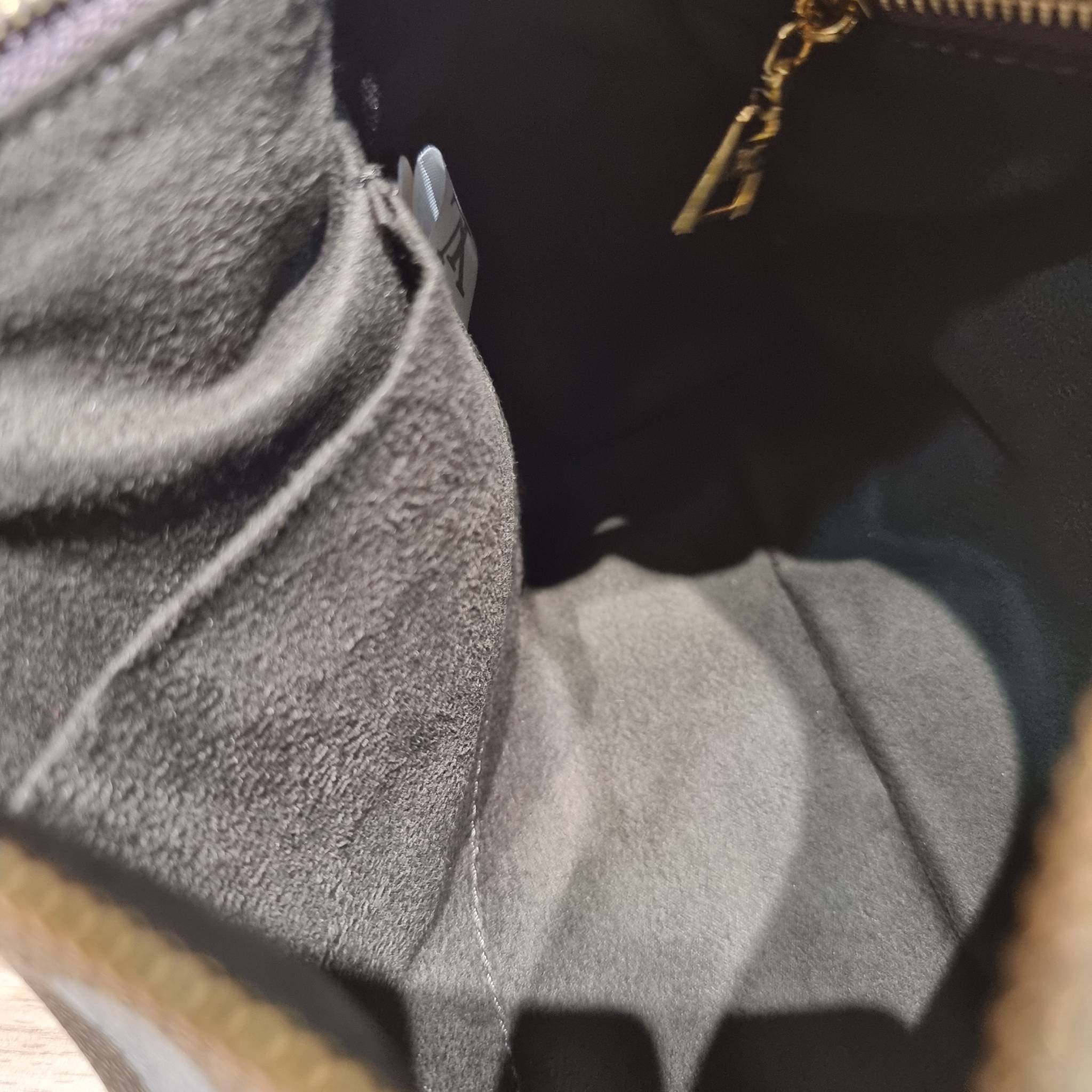 LV x YK SIDE TRUNK Monogram canvas bag สุดยอดกระเป๋าไอคอนนิค ทรงสวย ดีไซน์ใหม่ สวยมีเสน่ห์ รูปทรงกล่อง โดดเด่นด้วยหมุดเข้ามุม ซิปเปิด-ปิดล็อคได้ วัสดุหนังแคนวาส