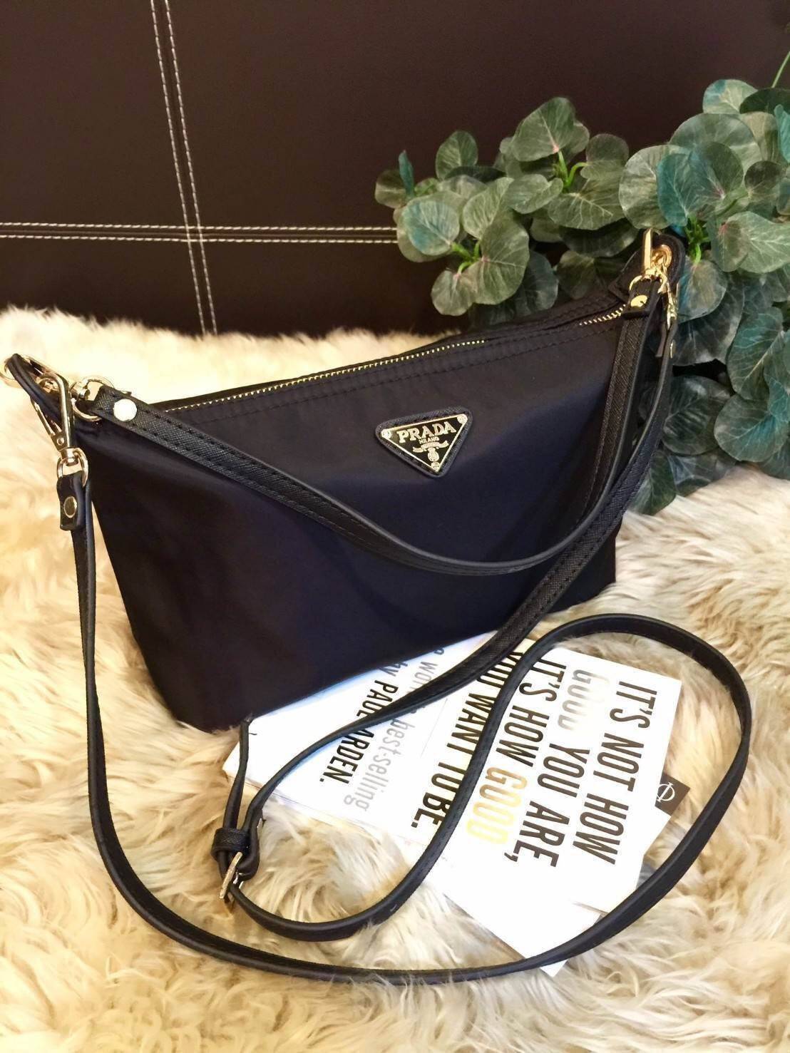 PRADA NYLON MINI SHOULDER BAG กระเป๋าสะพายทรงคลัชพรีเมี่ยมกิ้ฟจากเคาน์เตอร์ต่างประเทศรุ่น Limited edition ที่ฮ๊อตสุดๆวัสดุเป็น Nylon เนื้อหนาคุณภาพดีตามแบบฉบับของแบรนด์ ขนาดมินิกำลังดีน้ำหนักเบา ด้านหน้าประดับโลโก้แบรนด์อะไหล่ทองหรู ภายในมีช่องซิปและช่องใ