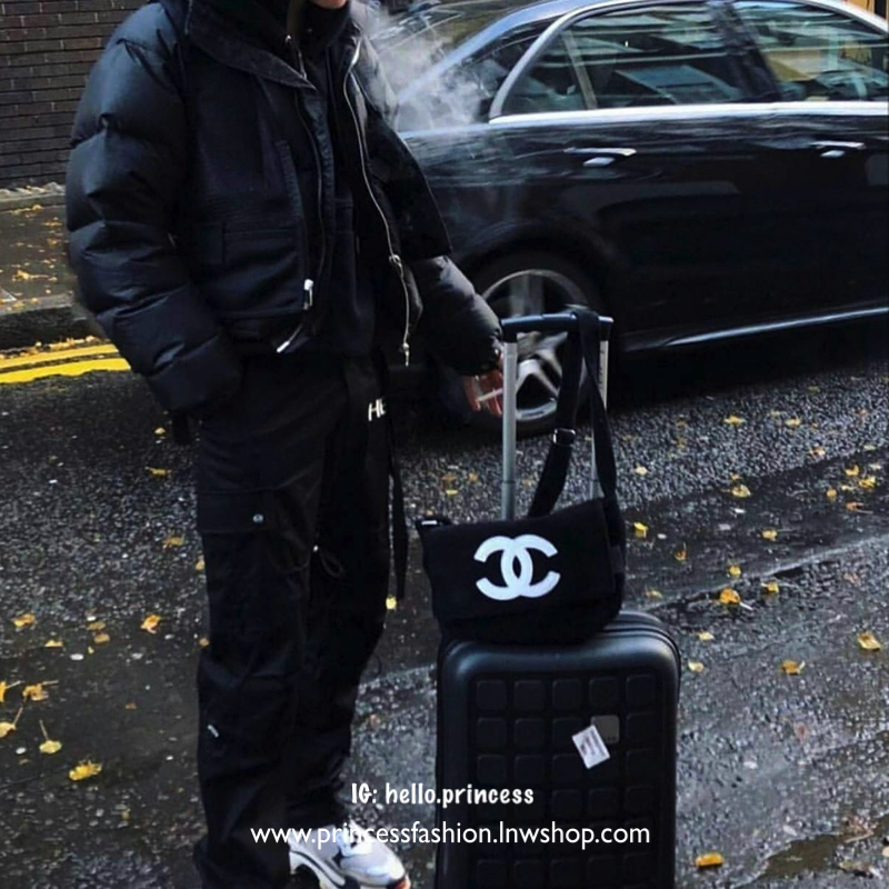 พร้อมส่งรุ่นขายดี! ฮิตที่สุด! Chanel Beaute Crossbody Bag กระเป๋าถือหรือสะพายพรีเมี่ยมของเเท้จาก Chanel Cosmetic Counter VIP Gift รุ่นแนะนำวัสดุขนวูฟหนานุ่มตัดโลโก้แบรนด์หนังแก้วสวยโดดเด่น น้ำหนักเบา เปิดปิดด้วยฝาปิดกระดุมแม่เหล็ก ใบใหญ่กำลังดีใส่ ipad กร