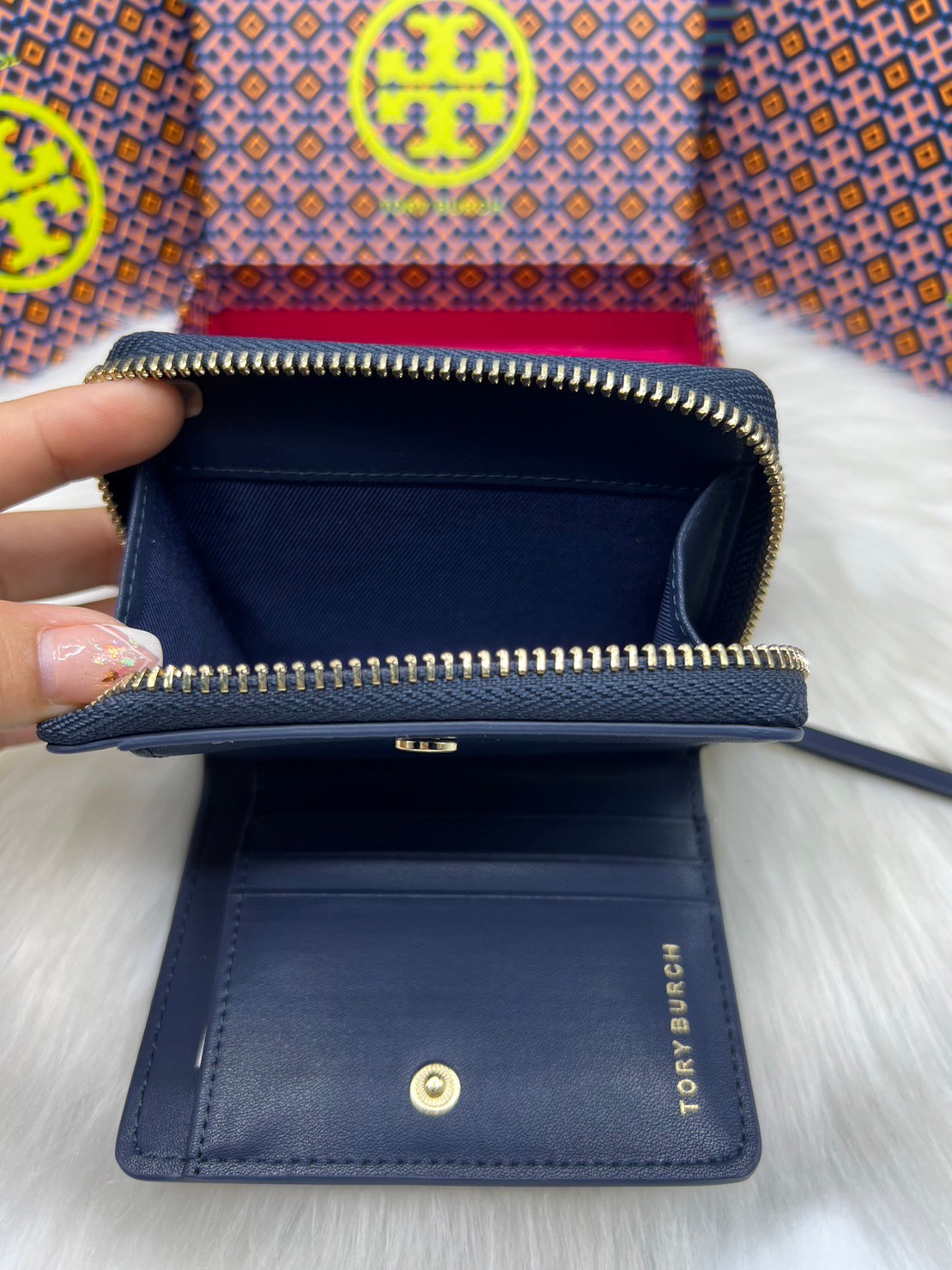 Tory Burch Charlie Mini Bi-fold Leather Wallet / Tory Wallet พร้อมส่ง กระเป๋าสตางค์ใบสั้น รุ่นใหม่ขายดี หรูหราทุกสี ดีไซน์คลาสสิค ขนาดกำลังพอเหมาะ โดดเด่นด้วยโลโก้