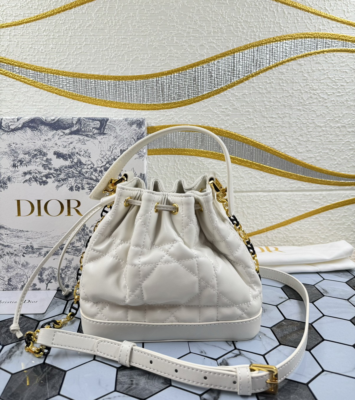 DIOR Small Dior Jolie Bucket Bag กระเป๋าทรงถังรูปทรงทันสมัย สง่างามเหนือกาลเวลา เกรดท็อปออริ สลับแท้ 1:1