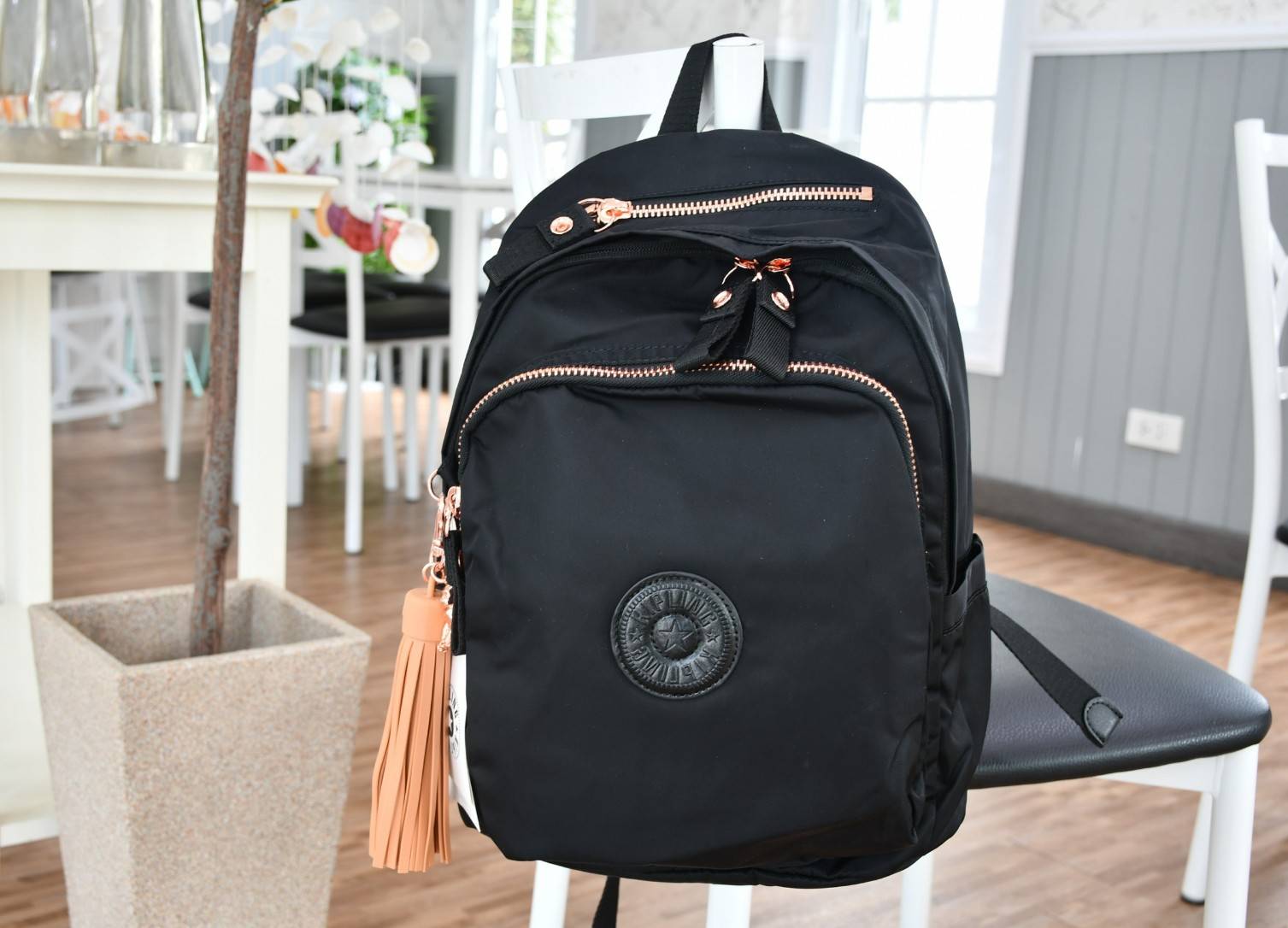 KIPLING Delia Medium Backpack with Front Pocket and top handle กระเป๋าเป้ไซส์ขนาดกลาง วัสดุ Polyester100% อะไหล่สี Rose gold พวงกุญแจmonkeyและพู่หนังrubber เพิ่มความหรูหรา