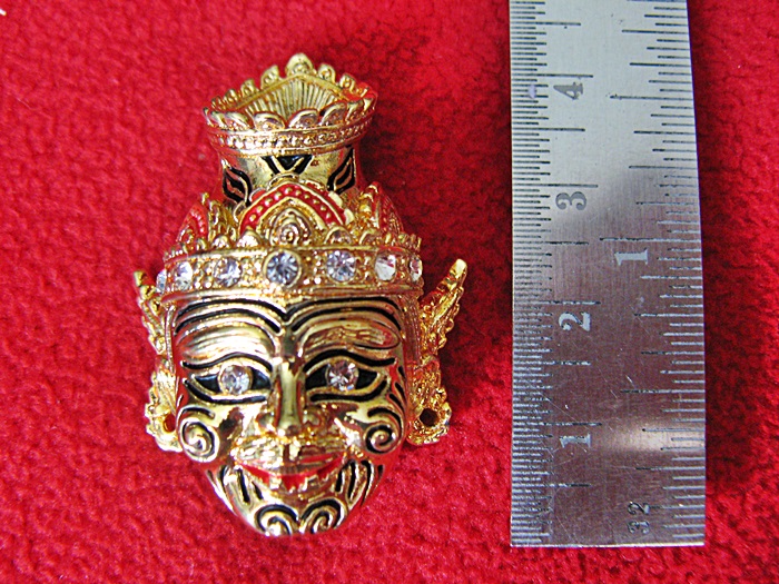 สินค้าหมดค่ะ เข็มกลัดเศียรพ่อแก่สีทองประดับพลอยพร้อมกล่องกำมะหยี่และถุงผ้าสีทองค่ะ