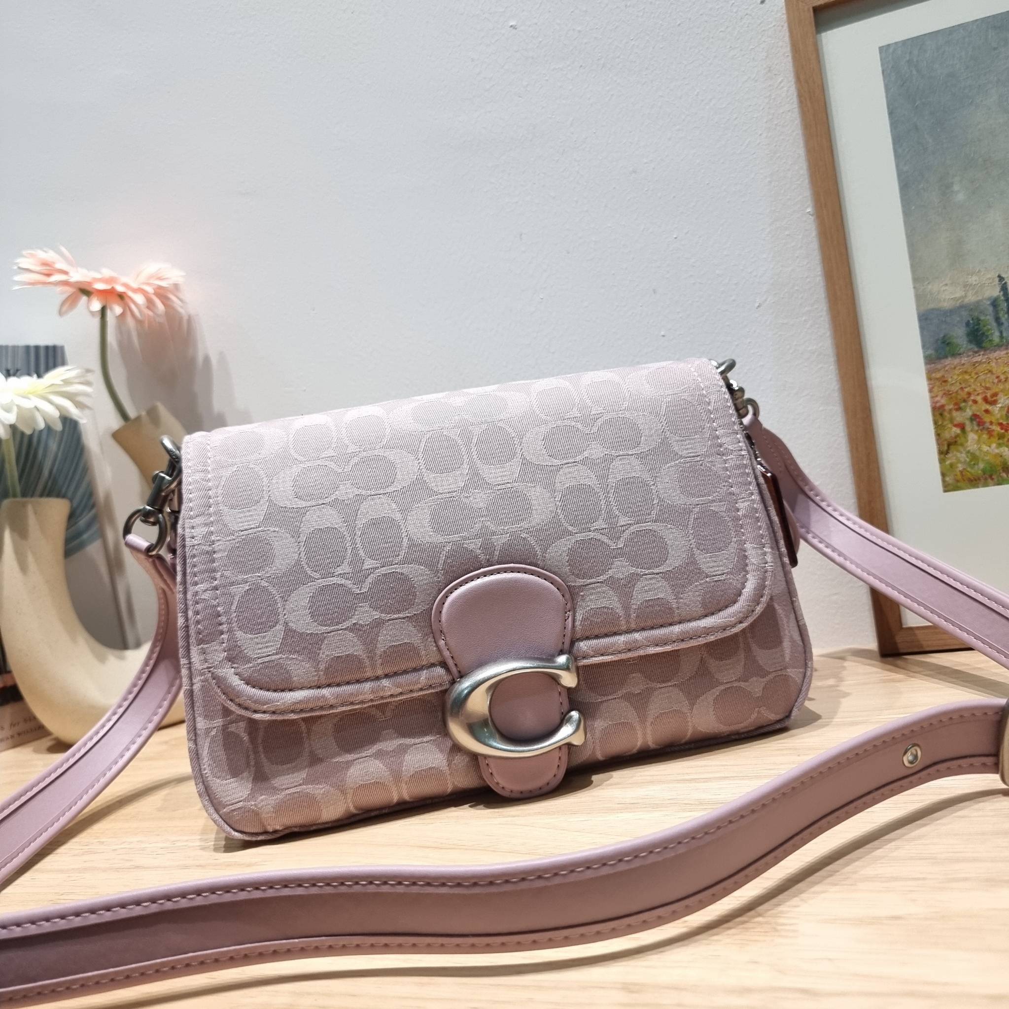 COACH CJ854 SOFT TABBY SHOULDER BAG IN SIGNATURE DENIM ฉุดไม่อยู่แล้วจริงๆกับไอเท็มนี้ ที่ร้อนแรงแบบปังๆไปเลย!! กระเป๋าสะพายไหล่/สะพายข้าง ดีไซน์วินเทจย้อนยุค สวยคมชัด คลาสสิคใช้ได้ทุกลุค