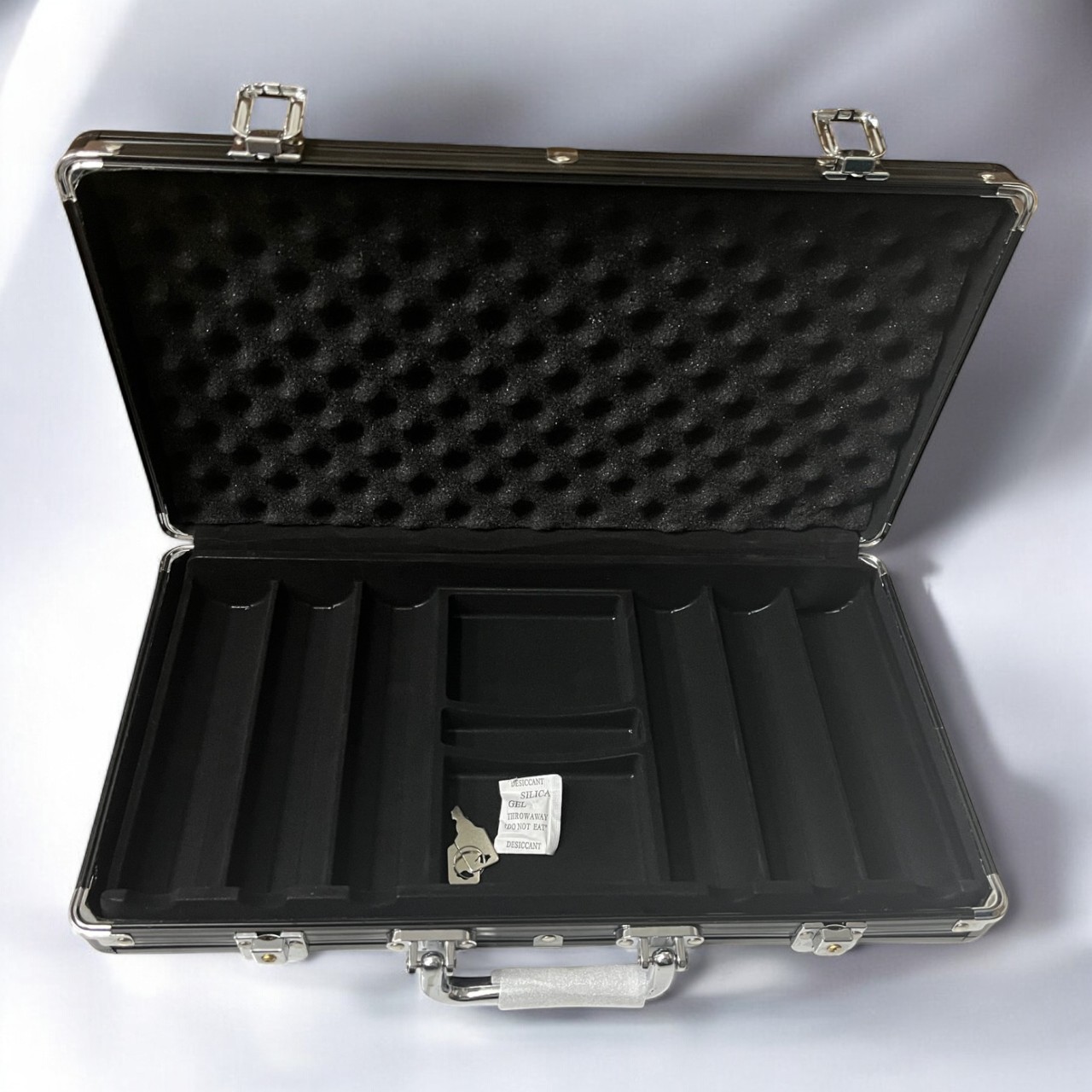 ชุดชิพโป๊กเกอร์ MONTE CARLO จำนวน300 เหรียญพร้อมกระเป๋าดำแบบบางและแผ่นปูรอง10คนลายเขียวดำ