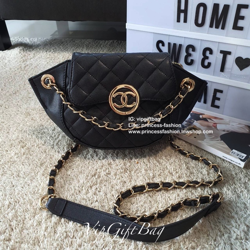 รุ่นใหม่ล่าสุดจากแบรนด์ดัง CHANEL CAVIER CROSSBODY BAG งาน VIP GIFTจากเคาเตอร์้แบรนด์ดังระดับโลก ทรงปีกนางฟ้าน่ารัก ขนาดกำลังดี หนังคาเวียร์เต็มใบ อะไหล่ทอง เปิดปิดด้วยกระดุมแม่เหล็กและช่องซิปซ้อนอีกชั่น ด้านในใส่ของจุกจิก กระเป๋าสตางค์แบบสั้นและโทรศัพท์ไ