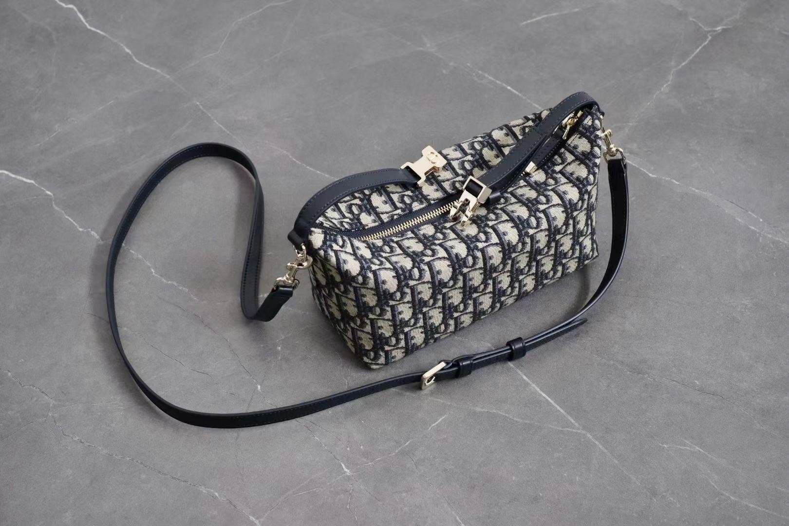 Medium DiorTravel Nomad Pouch Blue Dior Oblique Jacquard / DIOR AMBER MEDIUM BUCKET BAG กระเป๋าถือทรงพอช หรูหรามีสไตส์เป็นเอกลักษณ์