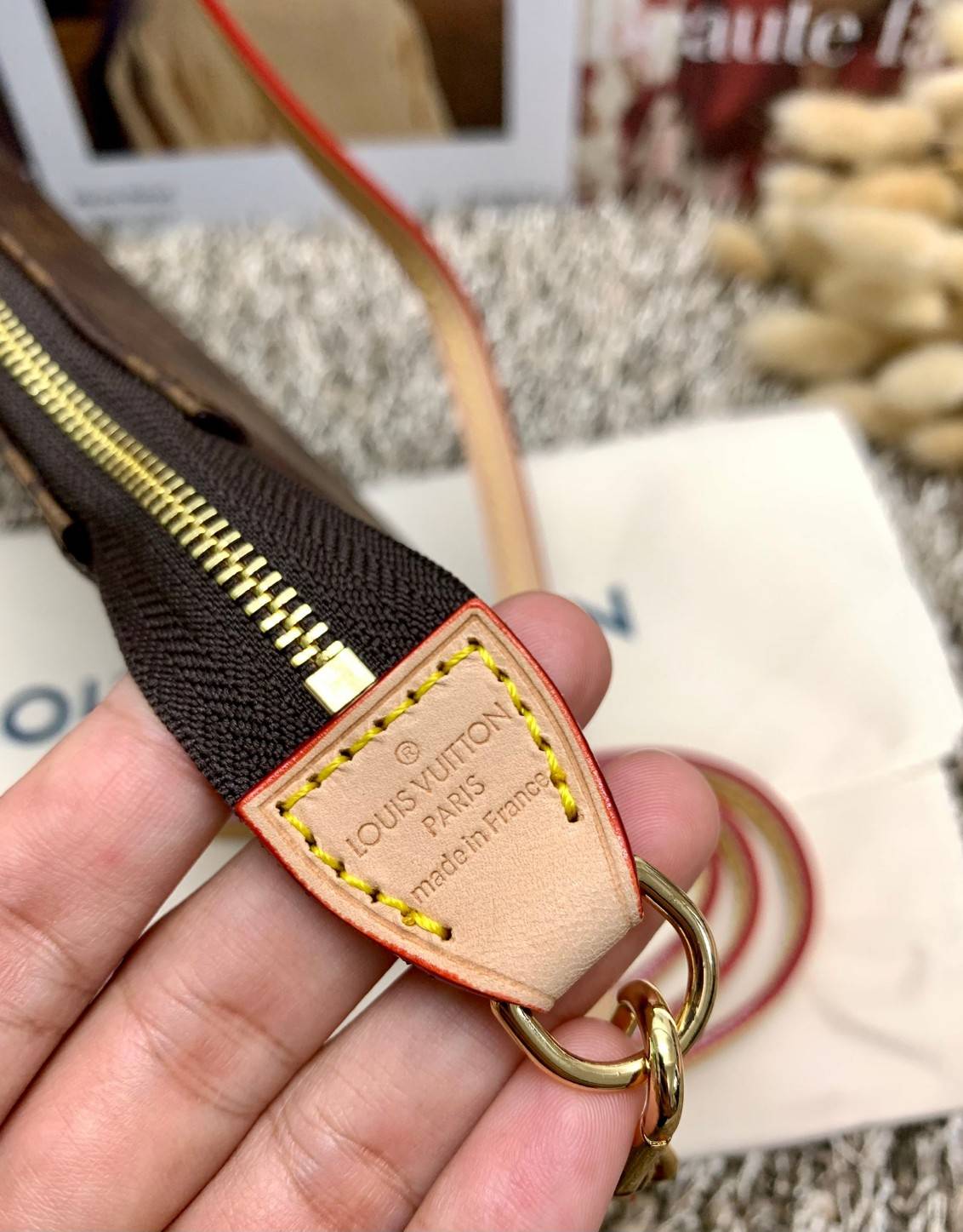 น้องน่ารักน่าใช้มากๆค่ะ LOUIS VUITTON POCHETTE ((Premium Gift Lv)) กระเป๋าหิ้ว//คล้องไหล่//สะพายข้าง//หรือถือแบบคลัท ชิลๆได้เลยค่า หนังแกะแท้นิ่มสวย เปิดปิดกระเป๋าแบบซิป ภายในสามารถใส่กระเป๋าเงินใบกลางได้; มือถือได้;พาสปอร์ตได้;ของจำเป็นจุกจิกสาวๆได้เยอะเ