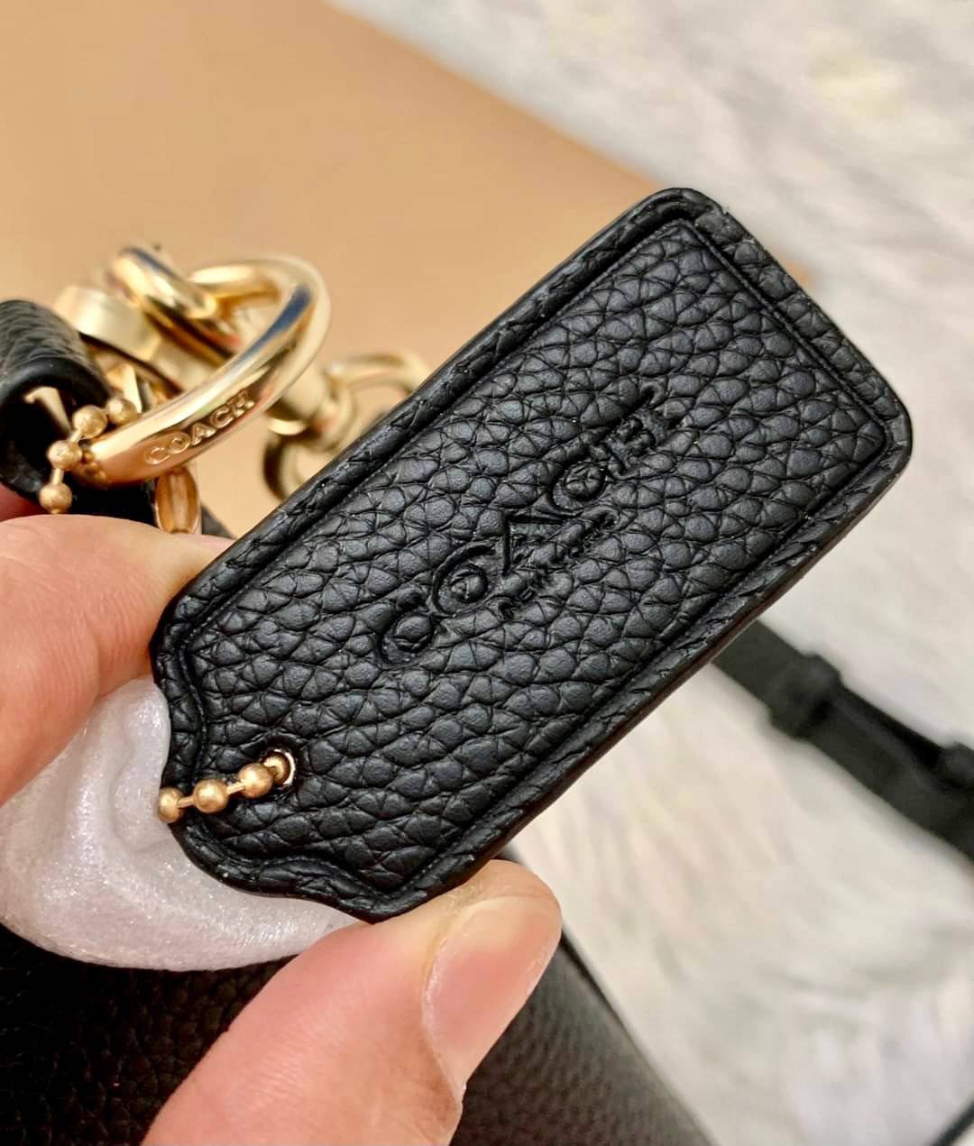 COACH SMALL MARLON SHOULDER BAG ((1600//1597)) 🌈พร้อมส่งที่ไทยอีกครั้ง ตามคำเรียกร้อง ห้ามพลาด! กระเป๋าหิ้ว//คล้องไหล่//สะพายข้างได้ หนังแท้ ทรงสวยมากค่ะ ด้านหน้ามีช่องซิปซ่อนแบบหนังห้อยให้2ช่อง ใส่ของจุกจิกค่ะ เปิดปิดกระเป๋าแบบซิป ภายในกว้างใส่ขอ