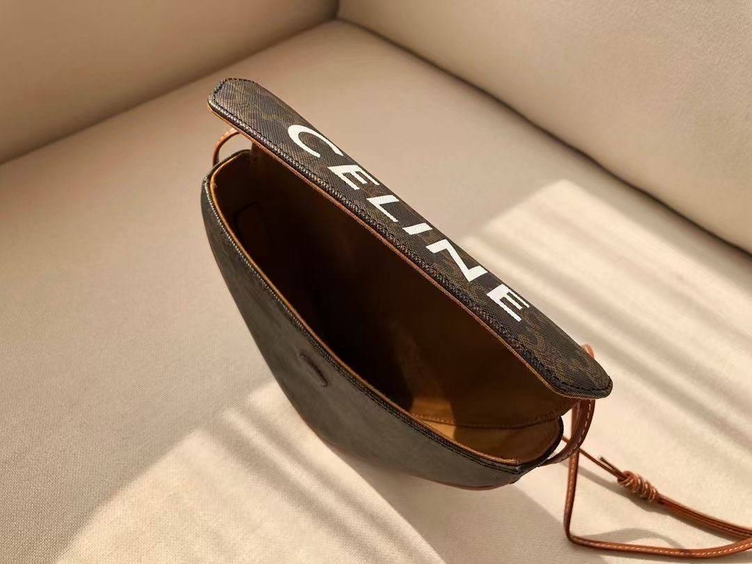 พรีเมี่ยมกิ๊ฟแท้ 100% 】พร้อมส่งที่นี่ที่เดียว VIP gift CELINE IN TRIOMPHE CANVAS TRIANGLE BAG หนังแท้