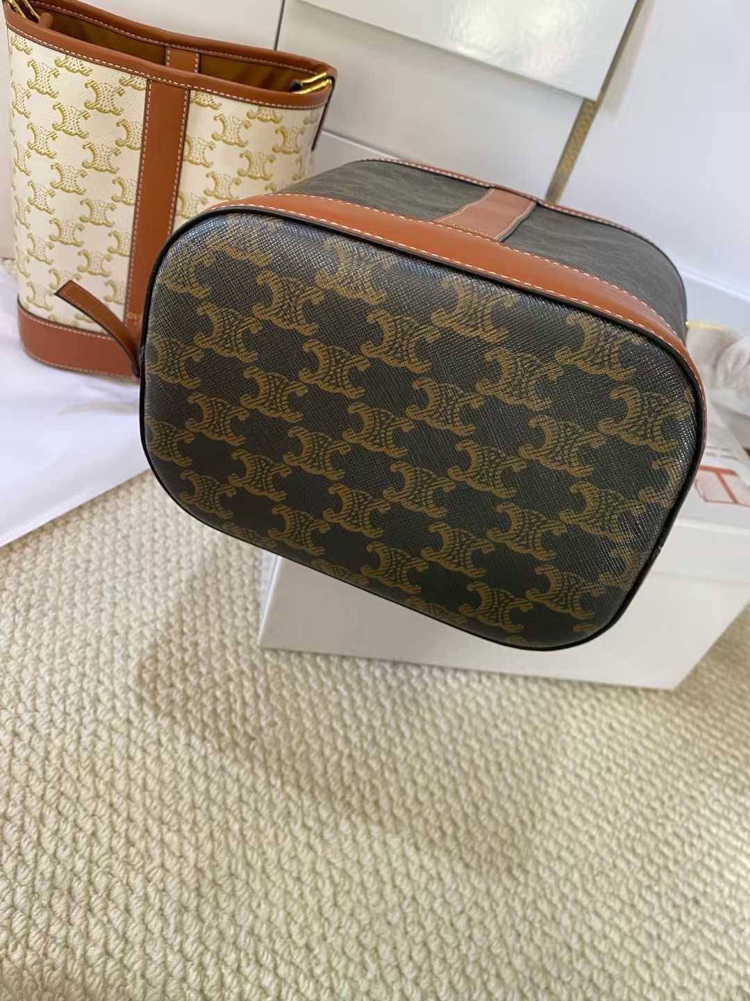 Celine bucket bag in Triomphe canvas and leather / Celine Tote Bag 6" 8" 9.5" กระเป๋าสะพายทรงบัคเก็ต โท้ทรุ่นแรกของแบรนด์ที่ได้รับความนิยมมากที่สุด ควรมีติดตู้ไว้เลย ดีไซน์สวยคลาสสิคไม่มีเอาท์