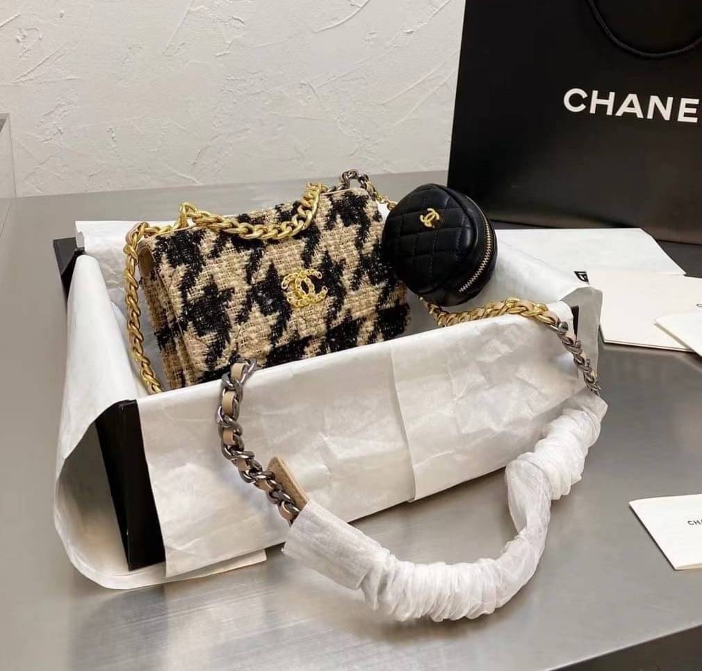 Chanel อเนกประสงค์ รุ่น Limited edition ลายวินเทจ พร้อมใบเล็ก หนังแท้ น้ำหนักเบา มีช่องใส่ของจุกจิก เปิดปิดด้วยฝาปิดกระดุม มีช่องใส่บัตร ช่องซิป ใส่กระเป๋าสตางค์ใบยาว ได้ค่ะ ตัวจริงสวยมากๆถูกใจรีบจองนะคะ ใส่มือถือได้ทุกรุ่น สายสะพายยาวคู่ สะพายได้สองแบบ ป