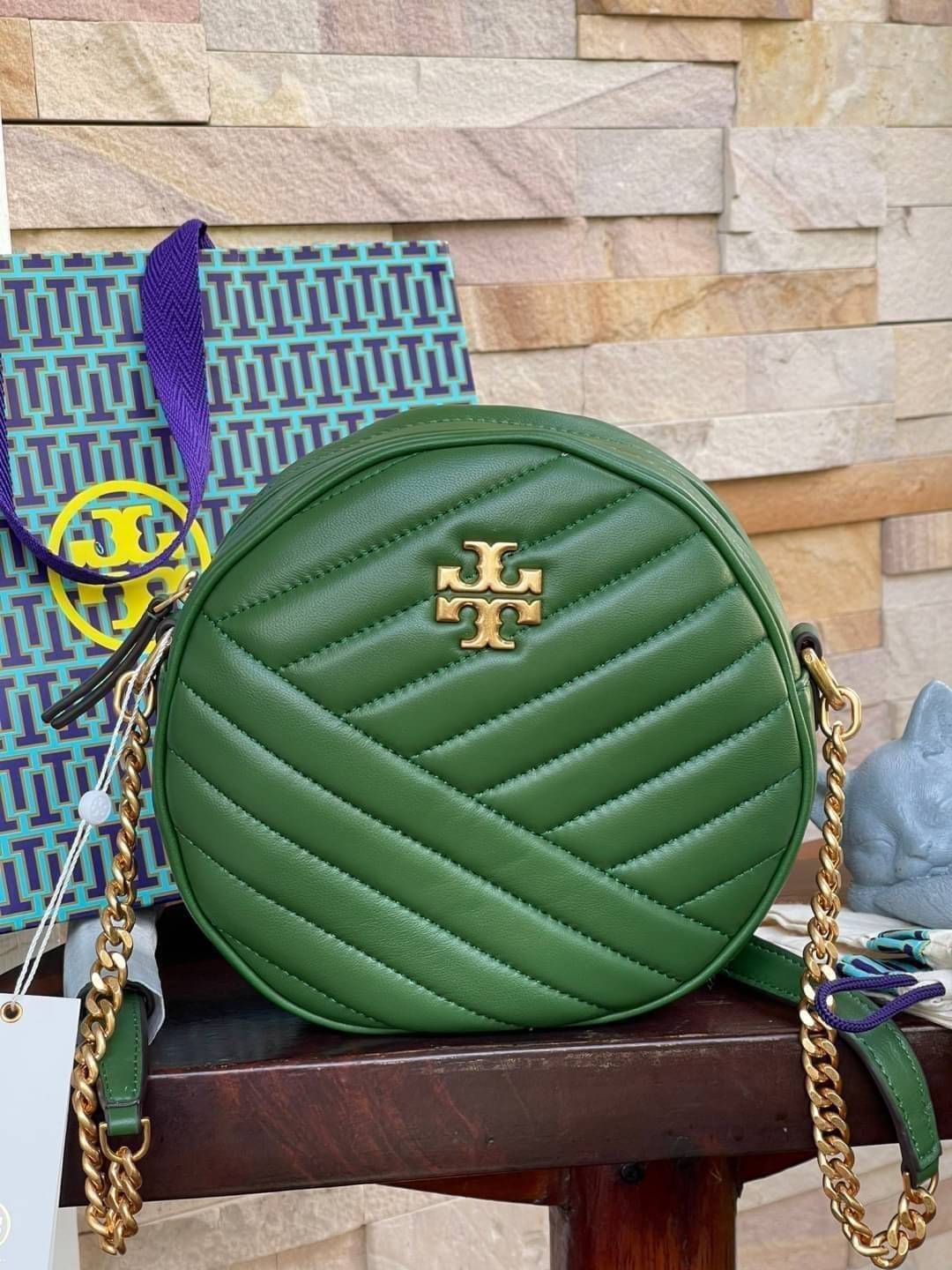 Tory burch Kira Cheron Circle Crossbody กระเป๋าสะพายคาดลำตัวรุ่นนี้โดดเด่นด้วยรูปทรงกลมสุดชิค ขนาดกะทัดรัด พร้อมด้วยหนังกระเป๋าที่ทำจากหนังแท้คุณภาพดี เพราะ Kira Chevron เป็นรุ่นที่ตอบโจทย์และครองใจสาว ๆ ได้อย่างแท้จริง เนื่องจากมีดีไซน์เรียบหรู โดยทางแบร