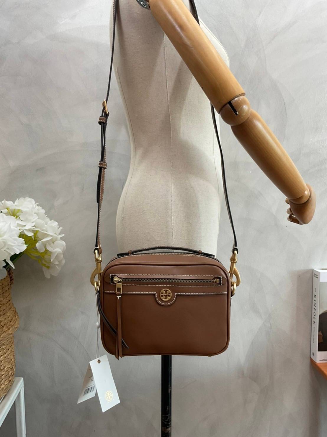 TORY BURCH T MONOGRAM JACQUARD CAMERA BAG กระเป๋าสะพาย Crossbody วัสดุหนังวัวแท้ การออกแบบเรียบง่าย ยังคงความหรูหราเอาไว้ โดดเด่นด้วยลวดลาย T Monogram มาพร้อมสายสะพายยาวแบบสปอร์ต ถอดออกได้ สายปรับระดับได้ ตอบสนองการใช้งานได้ดี มีหูหิ้วด้านบนสามารถใช้งานได