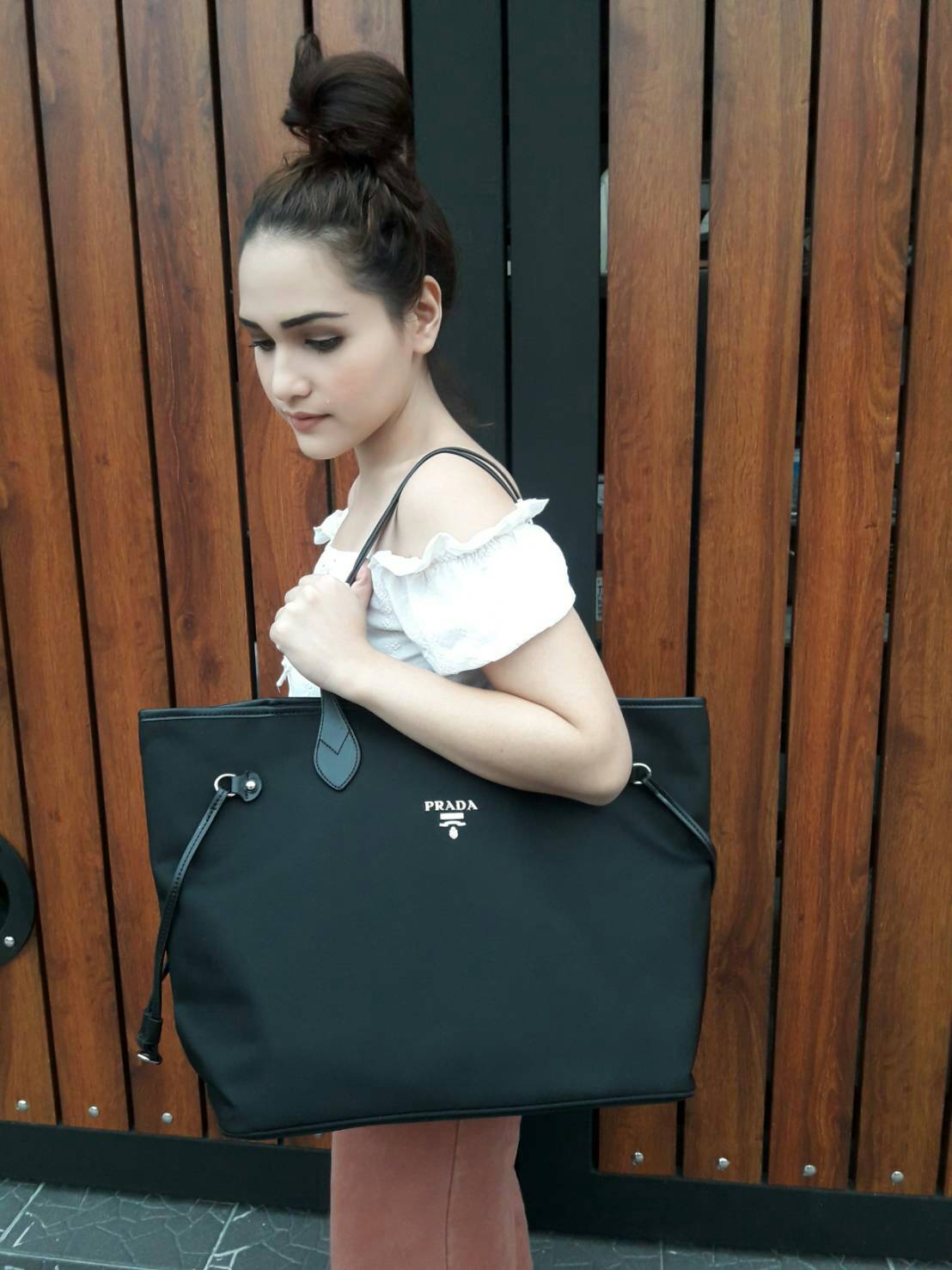 คุ้มจุใจสาวๆค้า ใบนี้ Must Have item! กระเป๋าสะพายทรง TOTE ใบใหญ่ จากพรีเมี่ยมกิ้ฟท์เคาเตอร์แบรนด์ PRADA อะไหล่เงินทั้งใบ เปิดปิดด้วยซิป สะพายไหล่ได้ ไม่ติด จุคุ้มมากสุดๆค่ะ ใส่เสื้อผ้า 1-2 วันได้สบาย ด้านข้างสามารถปรับได้สองทรงตามสไตล์การแต่งตัว เหมาะมาก