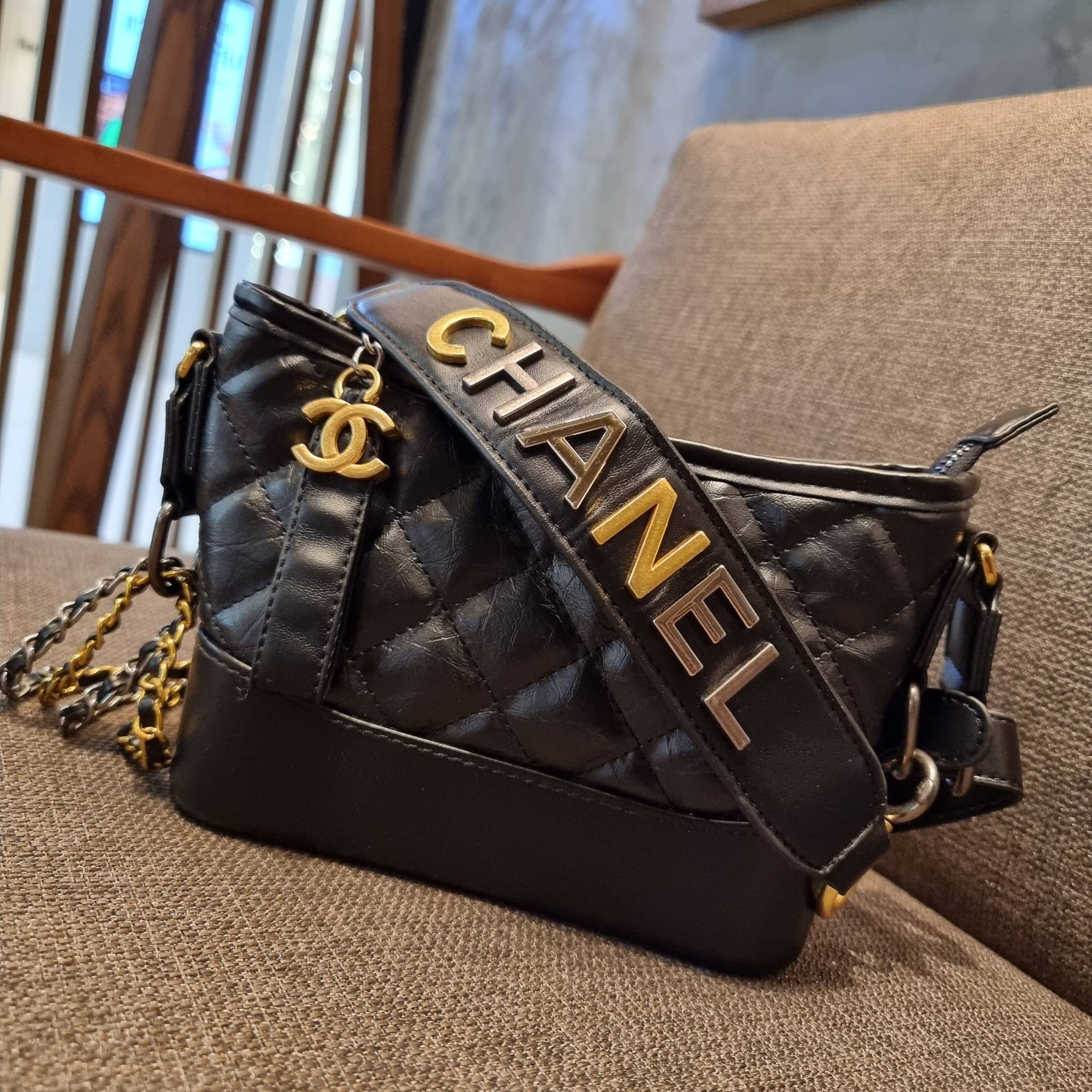 8" CHANEL SHOULDER BAG / CHANEL GABRIELLE HOBO BAG ไซส์คลาสสิค กระเป๋าสะพายข้าง/ไหล่ หนังสังเคราะห์ นิ่ม หรู มาพร้อมพวงกุญแจสัญลักษณ์แบรนด์ พิเศษ!! สายคล้อง jumbo font เพิ่มดีเทลความแพง อะไหล่พร้อมโซ่สะพายสีทองสลับสีเงินรมดำ สามารถสะพาย crossbody หรื