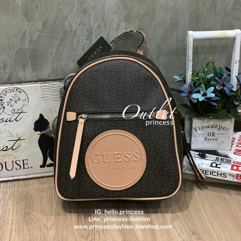 5สี Guess Woman’s Backpack กระเป๋าเป้สะพายรุ่นใหม่! วัสดุหนังsaffiano ขนาดกลางกำลังดี เปิดปิดด้วยหัวซิปหนัง ภายในบุผ้าลายsignature กว้างใส่ของได้เยอะ กระเป๋าสตางค์ยาว มินิไอแพค ด้านหน้ามีอีกหนึ่งช่องซิปเก็บของจุกจิกได้ มีโลโก้ตัวนูนเป็นดีเทลน่ารักๆ สายสะพ